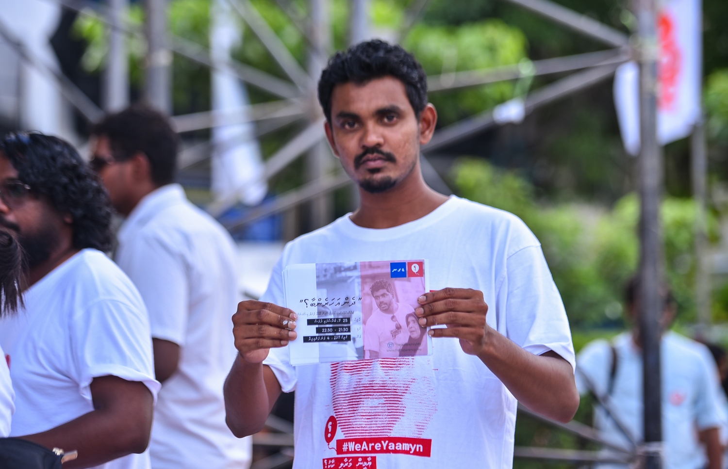 މާލެ: މޭ 23، 2017- މިދިޔަ އޭޕްރީލް 22 ވަނަ ދުވަހުގެ ރޭ އަނިޔާވެރި ގޮތަކަށް މަރާލި ޔާމީން ރަޝީދުގެ މަރަށް އެއް މަސް ފުރުން ފާހަގަކުރުމަށް އޭނާގެ އާއިލާ އާއި ހެޔޮއެދޭ ފަރާތްތަކުން ބޭއްވި އެއްވުން: ސ. ފޭދޫ އަށް އުފަން ޔާމީން މަރާލި މައްސަލާގައި މިހާތަނަށް ހަތް މީހަކު ހައްޔަރުކޮށްފައިވީ ނަމަވެސް އެ ތަހުގީގުގެ އެއްވެސް ތަފުސީލެއް މިހާތަނަށް ފުލުހުން ހާމައެއް ނުކުރޭ.---މިހާރު ފޮޓޯ: ހުސެއިން ވަހީދު