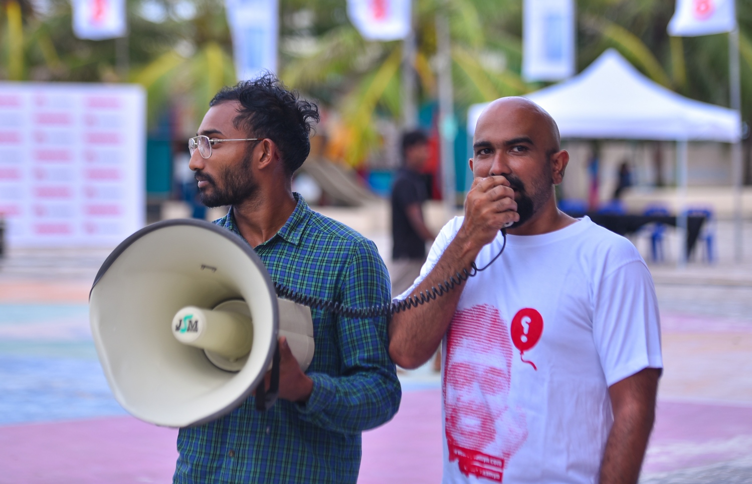 މާލެ: މޭ 23، 2017- މިދިޔަ އޭޕްރީލް 22 ވަނަ ދުވަހުގެ ރޭ އަނިޔާވެރި ގޮތަކަށް މަރާލި ޔާމީން ރަޝީދުގެ މަރަށް އެއް މަސް ފުރުން ފާހަގަކުރުމަށް އޭނާގެ އާއިލާ އާއި ހެޔޮއެދޭ ފަރާތްތަކުން ބޭއްވި އެއްވުމުގައި ހިއުމަން ރައިޓްސް ކޮމިޝަން އޮފް ދަ މޯލްޑިވްސްގެ ކުރީގެ މެމްބަރު ތޮލާލް (ކ) ވާހަކަ ދައްކަވަނީ: ސ. ފޭދޫ އަށް އުފަން ޔާމީން މަރާލި މައްސަލާގައި މިހާތަނަށް ހަތް މީހަކު ހައްޔަރުކޮށްފައިވީ ނަމަވެސް އެ ތަހުގީގުގެ އެއްވެސް ތަފުސީލެއް މިހާތަނަށް ފުލުހުން ހާމައެއް ނުކުރޭ.---މިހާރު ފޮޓޯ: ހުސެއިން ވަހީދު