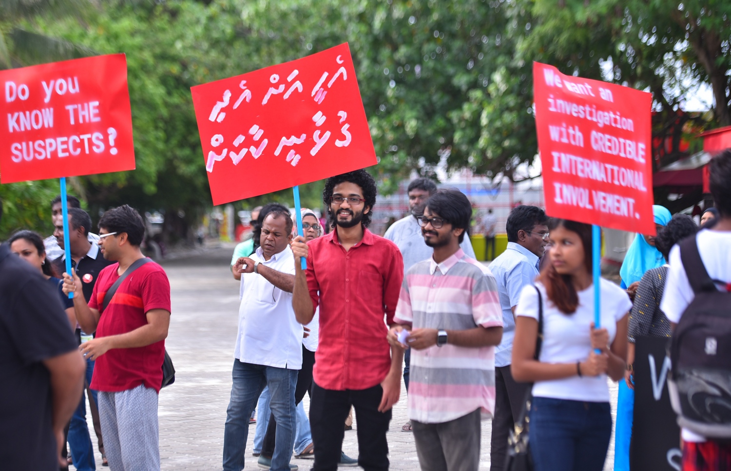 މާލެ: މޭ 23، 2017- މިދިޔަ އޭޕްރީލް 22 ވަނަ ދުވަހުގެ ރޭ އަނިޔާވެރި ގޮތަކަށް މަރާލި ޔާމީން ރަޝީދުގެ މަރަށް އެއް މަސް ފުރުން ފާހަގަކުރުމަށް އޭނާގެ އާއިލާ އާއި ހެޔޮއެދޭ ފަރާތްތަކުން ބޭއްވި އެއްވުން: ސ. ފޭދޫ އަށް އުފަން ޔާމީން މަރާލި މައްސަލާގައި މިހާތަނަށް ހަތް މީހަކު ހައްޔަރުކޮށްފައިވީ ނަމަވެސް އެ ތަހުގީގުގެ އެއްވެސް ތަފުސީލެއް މިހާތަނަށް ފުލުހުން ހާމައެއް ނުކުރޭ.---މިހާރު ފޮޓޯ: ހުސެއިން ވަހީދު