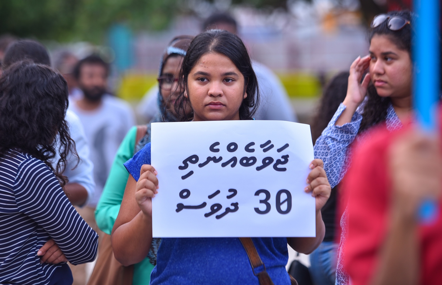 މާލެ: މޭ 23، 2017- މިދިޔަ އޭޕްރީލް 22 ވަނަ ދުވަހުގެ ރޭ އަނިޔާވެރި ގޮތަކަށް މަރާލި ޔާމީން ރަޝީދުގެ މަރަށް އެއް މަސް ފުރުނުއިރު ވެސް އެ މަރުގެ ހަގީގަތް ފުލުހުން ހާމަނުކުރާތީ، އެކަމުގެ ކަންބޮޑުވުން ހާމަކޮށް ލިޔެފައިވާ ކަރުދާސްގަނޑެއް ހިފައިގެން ޒުވާން އަންހެނަކު އާޓިފިޝަލް ބީޗް ސަރަހައްދުގައި: ސ. ފޭދޫ އަށް އުފަން ޔާމީން މަރާލި މައްސަލާގައި މިހާތަނަށް ހަތް މީހަކު ހައްޔަރުކޮށްފައިވީ ނަމަވެސް އެ ތަހުގީގުގެ އެއްވެސް ތަފުސީލެއް މިހާތަނަށް ފުލުހުން ހާމައެއް ނުކުރޭ.---މިހާރު ފޮޓޯ: ހުސެއިން ވަހީދު