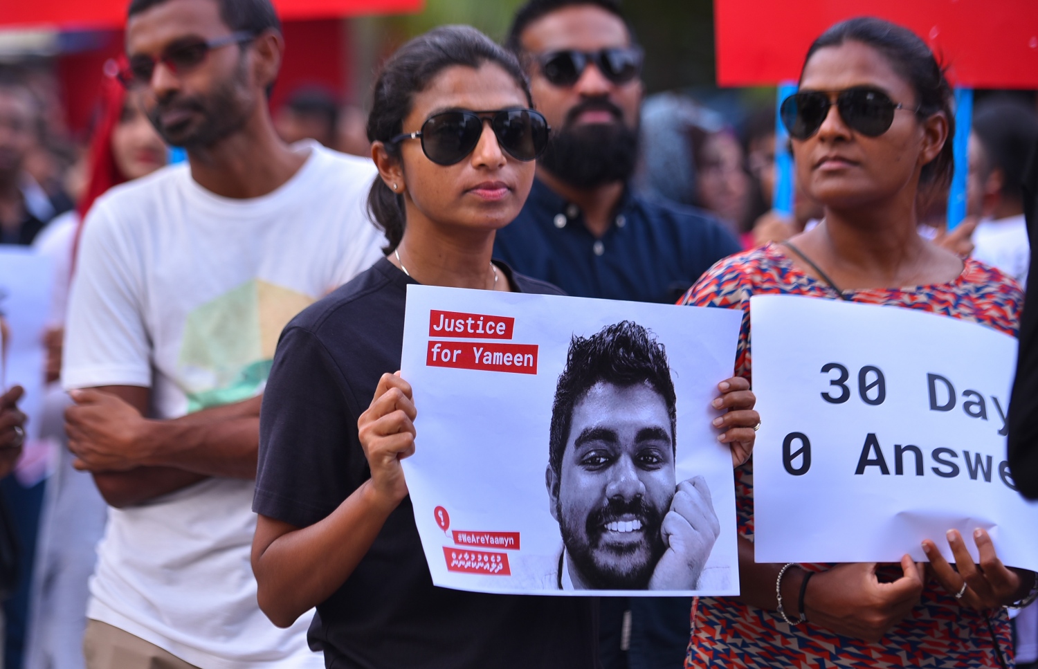 މާލެ: މޭ 23، 2017- މިދިޔަ އޭޕްރީލް 22 ވަނަ ދުވަހުގެ ރޭ އަނިޔާވެރި ގޮތަކަށް މަރާލި ޔާމީން ރަޝީދުގެ މަރަށް އެއް މަސް ފުރުން ފާހަގަކުރުމަށް އޭނާގެ އާއިލާ އާއި ހެޔޮއެދޭ ފަރާތްތަކުން ބޭއްވި އެއްވުމުގައި ގަލޮޅު އުތުރު ދާއިރާގެ އެމްޑީޕީގެ މެމްވަރު އީވާ އަބްދުﷲ (ވ): ސ. ފޭދޫ އަށް އުފަން ޔާމީން މަރާލި މައްސަލާގައި މިހާތަނަށް ހަތް މީހަކު ހައްޔަރުކޮށްފައިވީ ނަމަވެސް އެ ތަހުގީގުގެ އެއްވެސް ތަފުސީލެއް މިހާތަނަށް ފުލުހުން ހާމައެއް ނުކުރޭ.---މިހާރު ފޮޓޯ: ހުސެއިން ވަހީދު