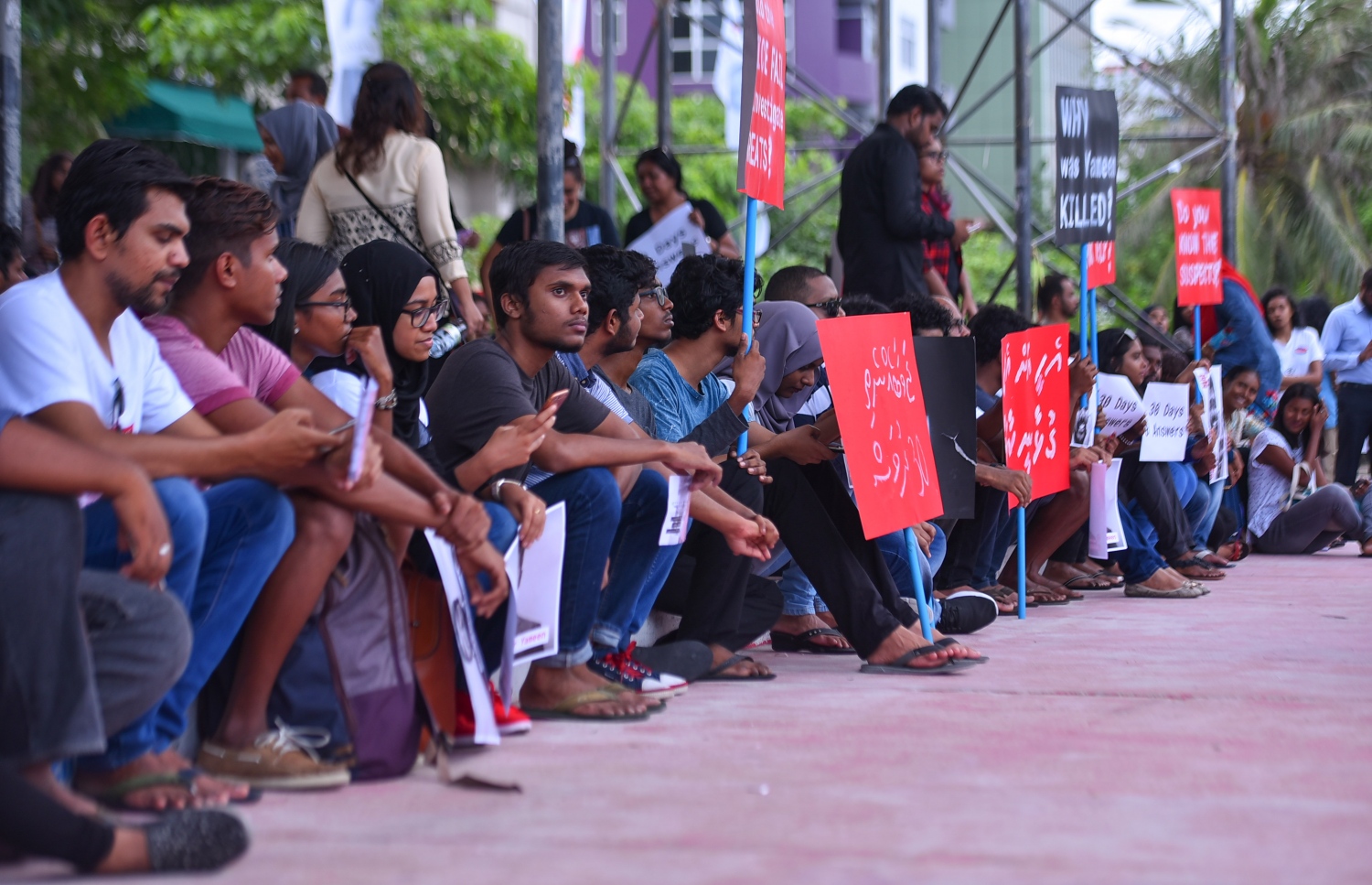 މާލެ: މޭ 23، 2017- މިދިޔަ އޭޕްރީލް 22 ވަނަ ދުވަހުގެ ރޭ އަނިޔާވެރި ގޮތަކަށް މަރާލި ޔާމީން ރަޝީދުގެ މަރަށް އެއް މަސް ފުރުން ފާހަގަކުރުމަށް އޭނާގެ އާއިލާ އާއި ހެޔޮއެދޭ ފަރާތްތަކުން ބޭއްވި އެއްވުން: ސ. ފޭދޫ އަށް އުފަން ޔާމީން މަރާލި މައްސަލާގައި މިހާތަނަށް ހަތް މީހަކު ހައްޔަރުކޮށްފައިވީ ނަމަވެސް އެ ތަހުގީގުގެ އެއްވެސް ތަފުސީލެއް މިހާތަނަށް ފުލުހުން ހާމައެއް ނުކުރޭ.---މިހާރު ފޮޓޯ: ހުސެއިން ވަހީދު