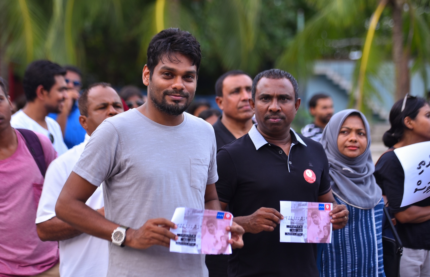 މާލެ: މޭ 23، 2017- މިދިޔަ އޭޕްރީލް 22 ވަނަ ދުވަހުގެ ރޭ އަނިޔާވެރި ގޮތަކަށް މަރާލި ޔާމީން ރަޝީދުގެ މަރަށް އެއް މަސް ފުރުން ފާހަގަކުރުމަށް އޭނާގެ އާއިލާ އާއި ހެޔޮއެދޭ ފަރާތްތަކުން ބޭއްވި އެއްވުމުގެ ތެރެއިން: ސ. ފޭދޫ އަށް އުފަން ޔާމީން މަރާލި މައްސަލާގައި މިހާތަނަށް ހަތް މީހަކު ހައްޔަރުކޮށްފައިވީ ނަމަވެސް އެ ތަހުގީގުގެ އެއްވެސް ތަފުސީލެއް މިހާތަނަށް ފުލުހުން ހާމައެއް ނުކުރޭ.---މިހާރު ފޮޓޯ: ހުސެއިން ވަހީދު