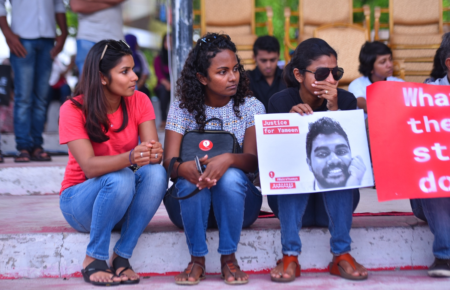 މާލެ: މޭ 23، 2017- މިދިޔަ އޭޕްރީލް 22 ވަނަ ދުވަހުގެ ރޭ އަނިޔާވެރި ގޮތަކަށް މަރާލި ޔާމީން ރަޝީދުގެ މަރަށް އެއް މަސް ފުރުން ފާހަގަކުރުމަށް އޭނާގެ އާއިލާ އާއި ހެޔޮއެދޭ ފަރާތްތަކުން ބޭއްވި އެއްވުމުގެ ތެރެއިން: ސ. ފޭދޫ އަށް އުފަން ޔާމީން މަރާލި މައްސަލާގައި މިހާތަނަށް ހަތް މީހަކު ހައްޔަރުކޮށްފައިވީ ނަމަވެސް އެ ތަހުގީގުގެ އެއްވެސް ތަފުސީލެއް މިހާތަނަށް ފުލުހުން ހާމައެއް ނުކުރޭ.---މިހާރު ފޮޓޯ: ހުސެއިން ވަހީދު