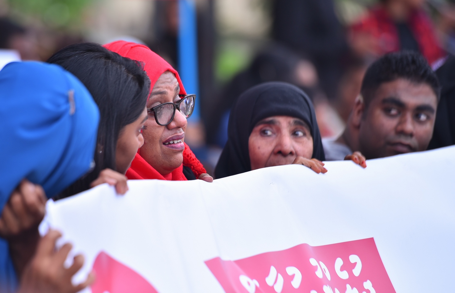 މާލެ: މޭ 23، 2017- މިދިޔަ އޭޕްރީލް 22 ވަނަ ދުވަހުގެ ރޭ އަނިޔާވެރި ގޮތަކަށް މަރާލި ޔާމީން ރަޝީދުގެ މަރަށް އެއް މަސް ފުރުން ފާހަގަކުރުމަށް އޭނާގެ އާއިލާ އާއި ހެޔޮއެދޭ ފަރާތްތަކުން ބޭއްވި އެއްވުމުގައި ޔާމީންގެ މަންމަ (ކ-3) އަދި ގެއްލިފައިވާ ނޫސްވެރިޔާ ރިލްވާންގެ މަންމަ މަޑުކޮށްލައިގެން: ސ. ފޭދޫ އަށް އުފަން ޔާމީން މަރާލާފައިވާއިރު އޭނާގެ އެންމެ ގާތް އެކުވެރިޔާ ރިލްވާން ގެއްލިފައިވާތާ ދެ އަހަރަށް ވުރެ ގިނަ ދުވަސް ވަނީ ވެފައި. ރިލްވާންގެ ވަގަށް ނެގި ބައެއް މިއަދާ ހަމައަށް ވެސް ހޯދިފައެއް ނެތް.---މިހާރު ފޮޓޯ: ހުސެއިން ވަހީދު