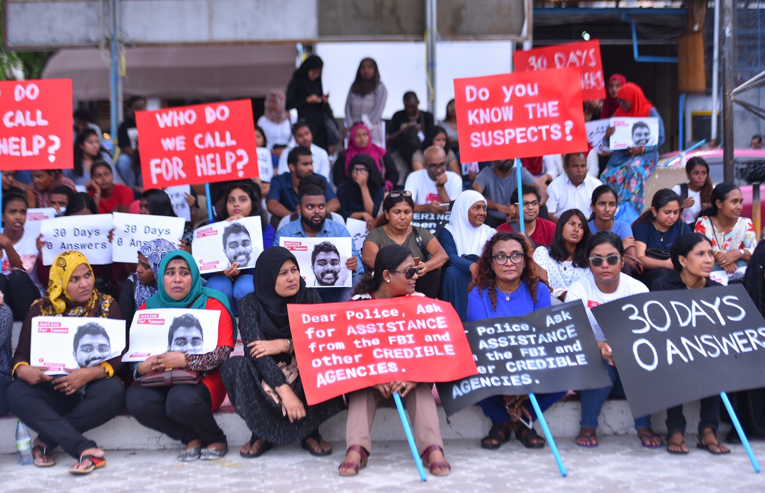 މާލެ: މޭ 23، 2017- މިދިޔަ އޭޕްރީލް 22 ވަނަ ދުވަހުގެ ރޭ އަނިޔާވެރި ގޮތަކަށް މަރާލި ޔާމީން ރަޝީދުގެ މަރަށް އެއް މަސް ފުރުން ފާހަގަކުރުމަށް އޭނާގެ އާއިލާ އާއި ހެޔޮއެދޭ ފަރާތްތަކުން ބޭއްވި އެއްވުން: ސ. ފޭދޫ އަށް އުފަން ޔާމީން މަރާލި މައްސަލާގައި މިހާތަނަށް ހަތް މީހަކު ހައްޔަރުކޮށްފައިވީ ނަމަވެސް އެ ތަހުގީގުގެ އެއްވެސް ތަފުސީލެއް މިހާތަނަށް ފުލުހުން ހާމައެއް ނުކުރޭ.---މިހާރު ފޮޓޯ: ހުސެއިން ވަހީދު