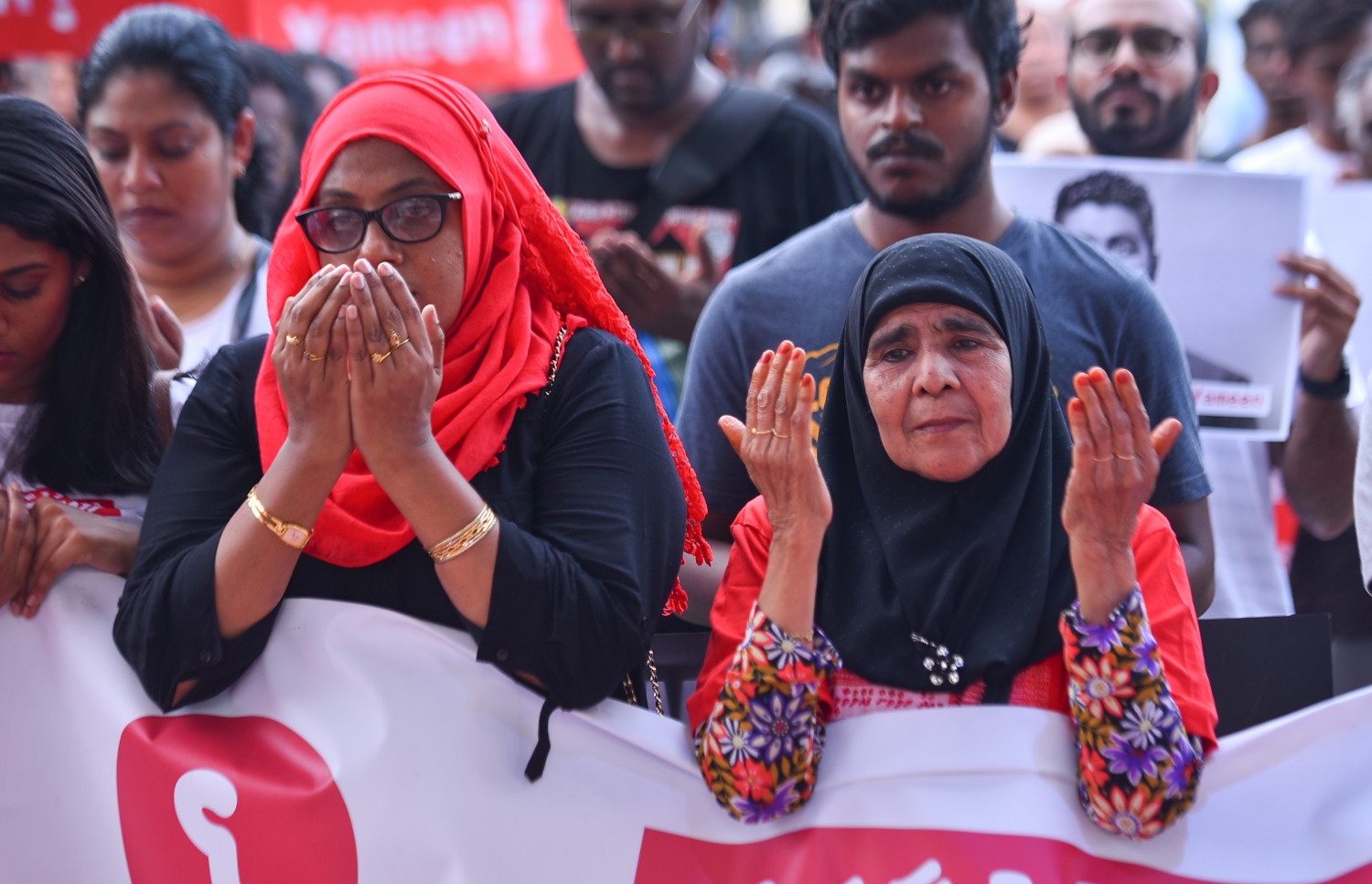 މޭ 23، 2017- އޭޕްރީލް 22 ވަނަ ދުވަހުގެ ރޭ އަނިޔާވެރި ގޮތަކަށް މަރާލި ޔާމީން ރަޝީދުގެ މަރަށް އެއް މަސް ފުރުން ފާހަގަކުރުމަށް އޭނާގެ އާއިލާ އާއި ހެޔޮއެދޭ ފަރާތްތަކުން ބޭއްވި އެއްވުމުގައި ޔާމީންގެ މަންމަ (ވ) އަދި ގެއްލިފައިވާ ނޫސްވެރިޔާ ރިލްވާންގެ މަންމަ ދުއާ އަށް އަތްނަގައިގެން: ސ. ފޭދޫ އަށް އުފަން ޔާމީން މަރާލާފައިވާއިރު އޭނާގެ އެންމެ ގާތް އެކުވެރިޔާ ރިލްވާން ގެއްލިފައިވާތާ ދެ އަހަރަށް ވުރެ ގިނަ ދުވަސް ވަނީ ވެފައި. ރިލްވާންގެ ވަގަށް ނެގި ބައެއް މިއަދާ ހަމައަށް ވެސް ހޯދިފައެއް ނެތް.---ހުސައިން ވަހީދު/މިހާރު