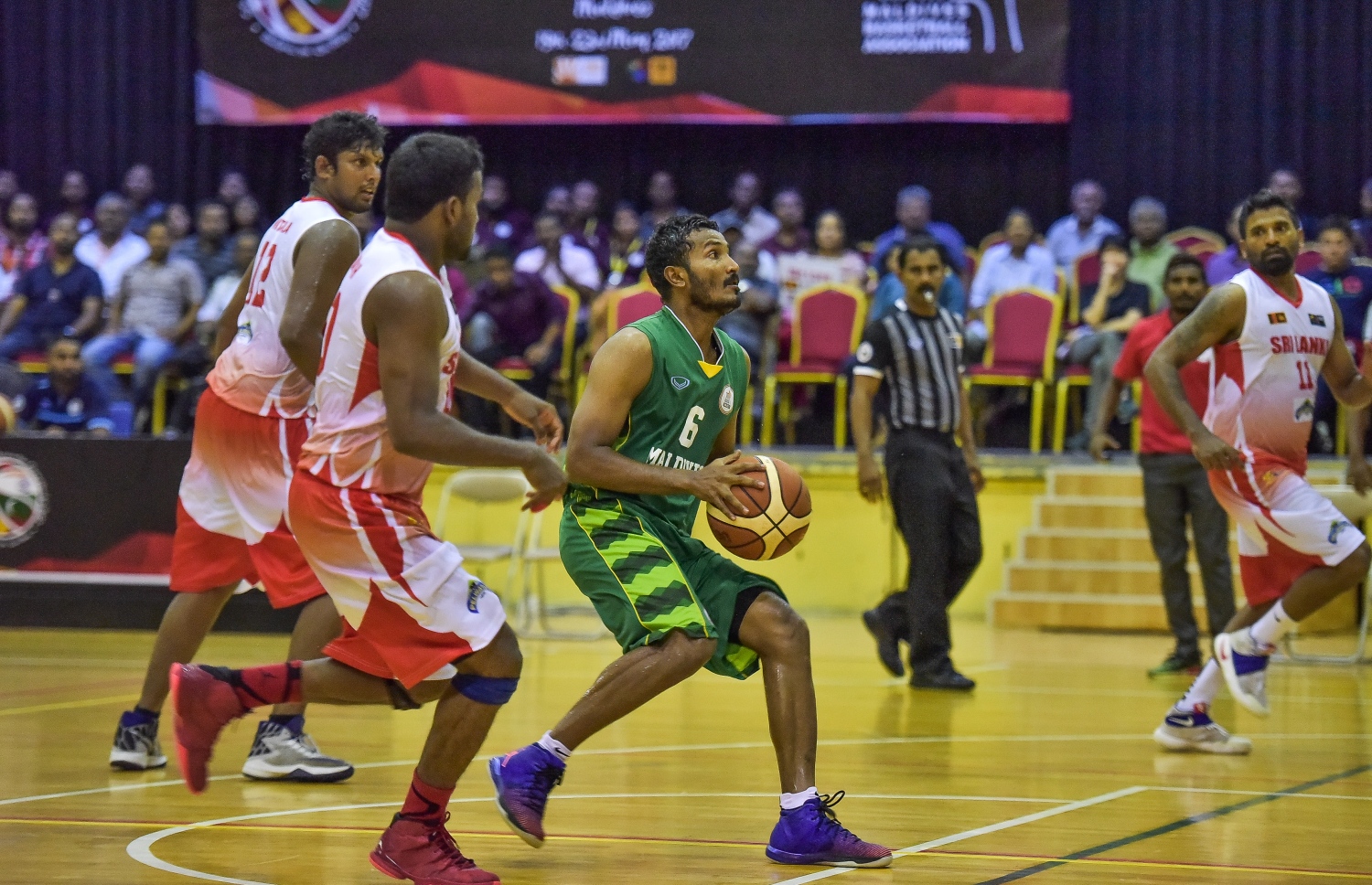 ރޭގެ މެޗުގައި ކެޕްޓަން ޒިލާ ބާސްކެޓެއް ވައްޓާލަން މަސައްކަތްކުރަނީ. --ފޮޓޯ: ނިޝާން އަލީ/ މިހާރު