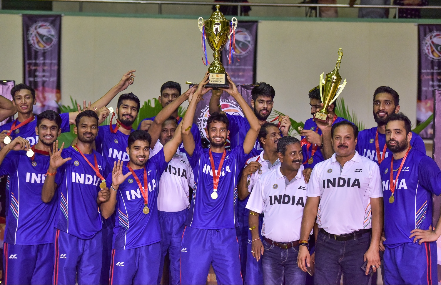 އިންޑިއާ ކުޅުންތެރިންނާއި އޮފިޝަލުން ތަށި އުފުލާލަނީ. --ފޮޓޯ: ނިޝާން އަލީ/ މިހާރު