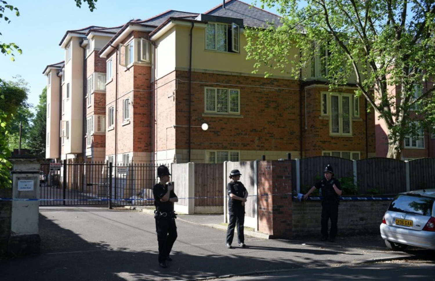 މެންޗެސްޓާ އެރީނާގައި ދިން ބޮމުގެ ހަމަލާއާ ގުޅިގެން ބައެއް ތަންތަން ފާސްކުރާ އިރު ފުލުހުން ފޯރިމަރަނީ. --ފޮޓޯ:އޭއެފްޕީ