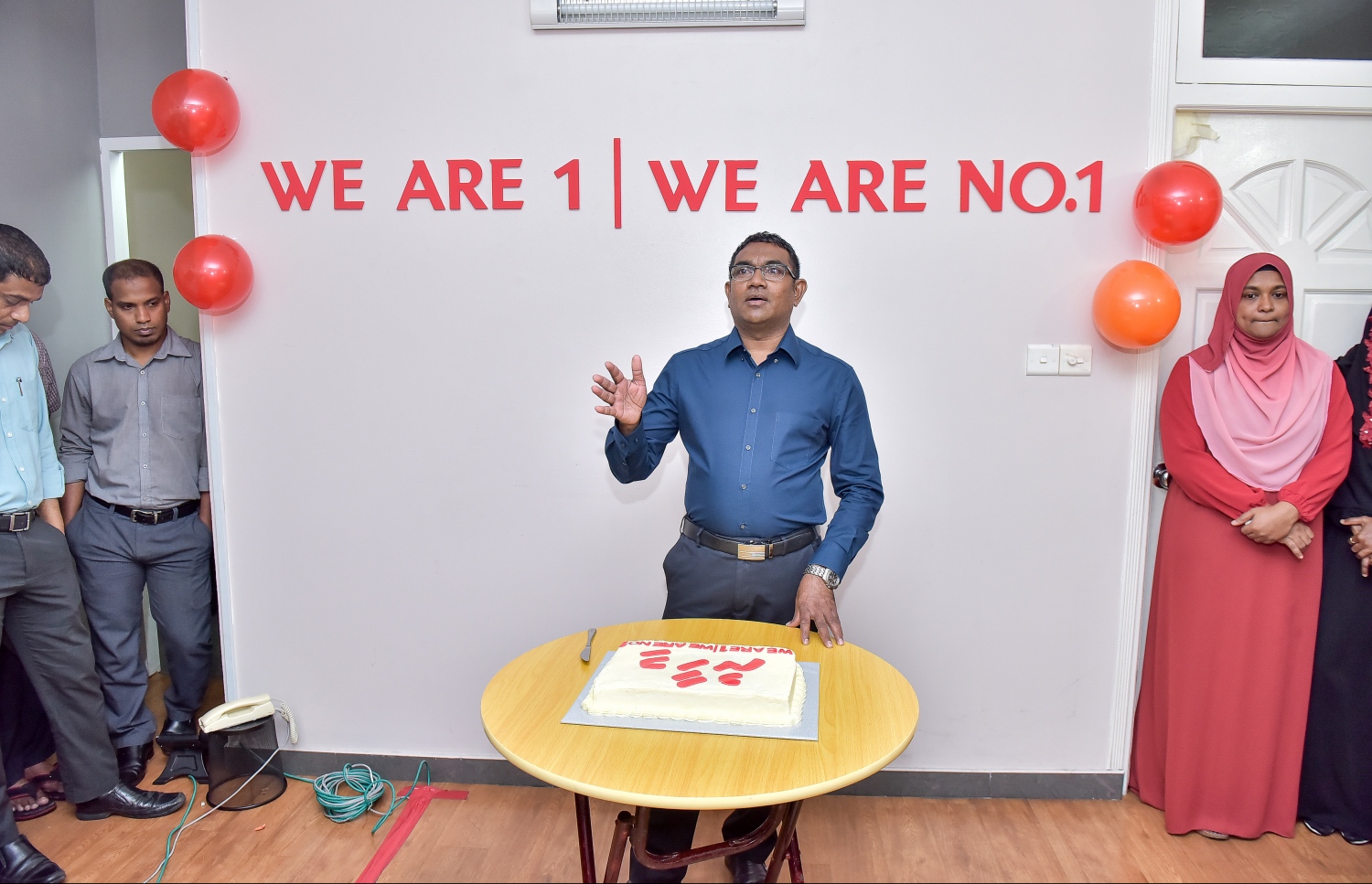 މާލެ: 24 މެއި 2017- "މިހާރު" އެއް އަހަރު ފުރުމުގެ މުނާސަބަތުގައި އެ މީޑިއާގެ މުވައްޒަފުން ބޭއްވި ކުޑަ ހަފުލާއެއްގައި، "މިހާރު" ގެ ސީއީއޯ ރިފްއަތު މުހައްމަދު ވާހަކަ ދައްކަވަނީ.