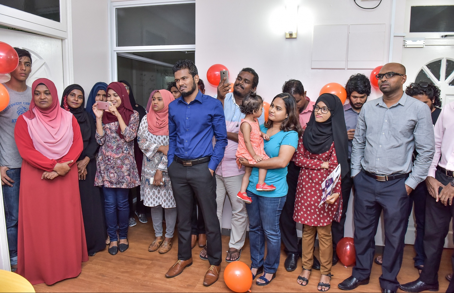 މާލެ: 24 މެއި 2017- "މިހާރު" އެއް އަހަރު ފުރުމުގެ މުނާސަބަތުގައި އެ މީޑިއާގެ މުވައްޒަފުން ބޭއްވި ކުޑަ ހަފުލާއެއްގެ ތެރެއިން.