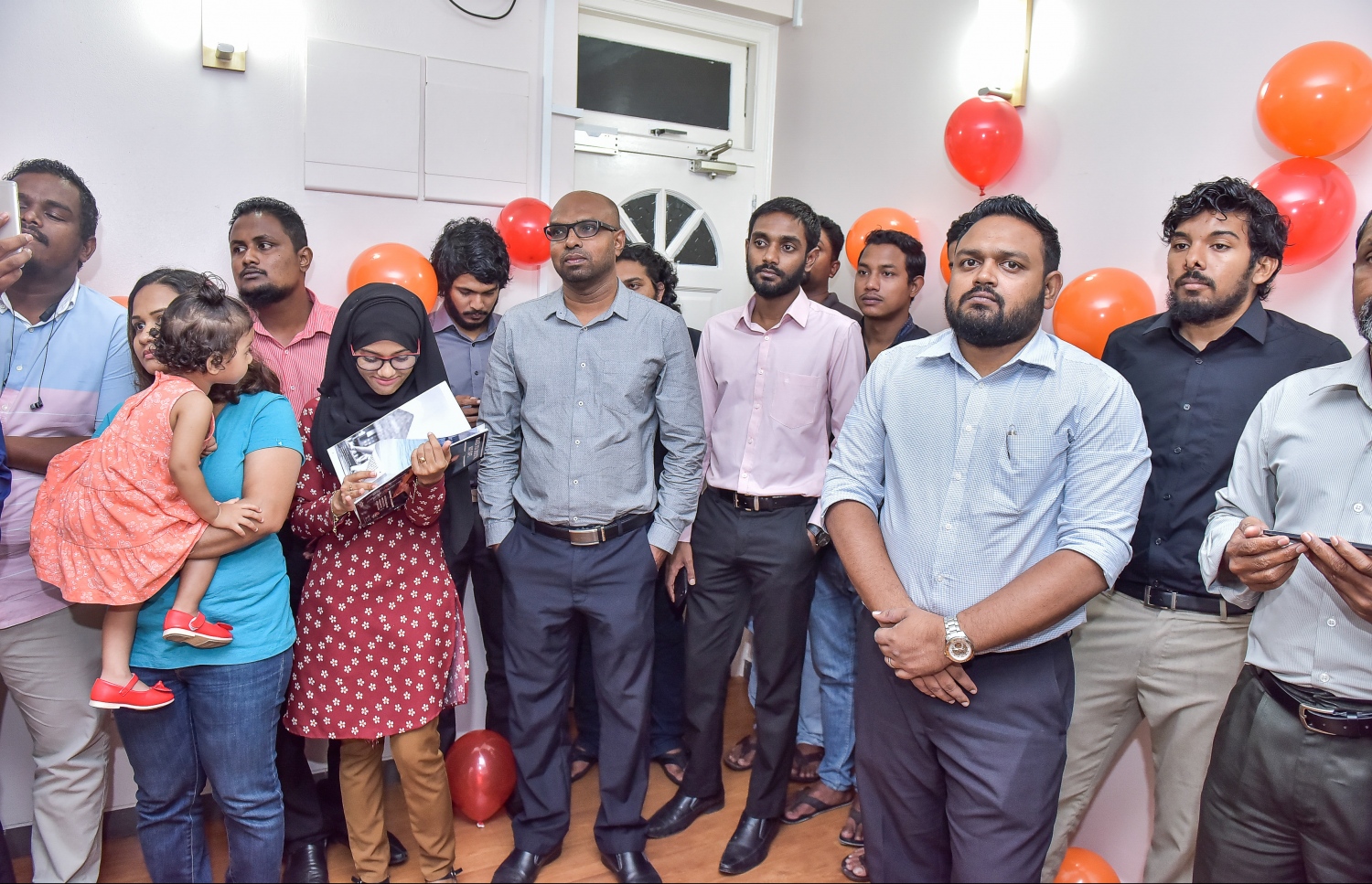 މާލެ: 24 މެއި 2017- "މިހާރު" އެއް އަހަރު ފުރުމުގެ މުނާސަބަތުގައި އެ މީޑިއާގެ މުވައްޒަފުން ބޭއްވި ކުޑަ ހަފުލާއެއްގެ ތެރެއިން.