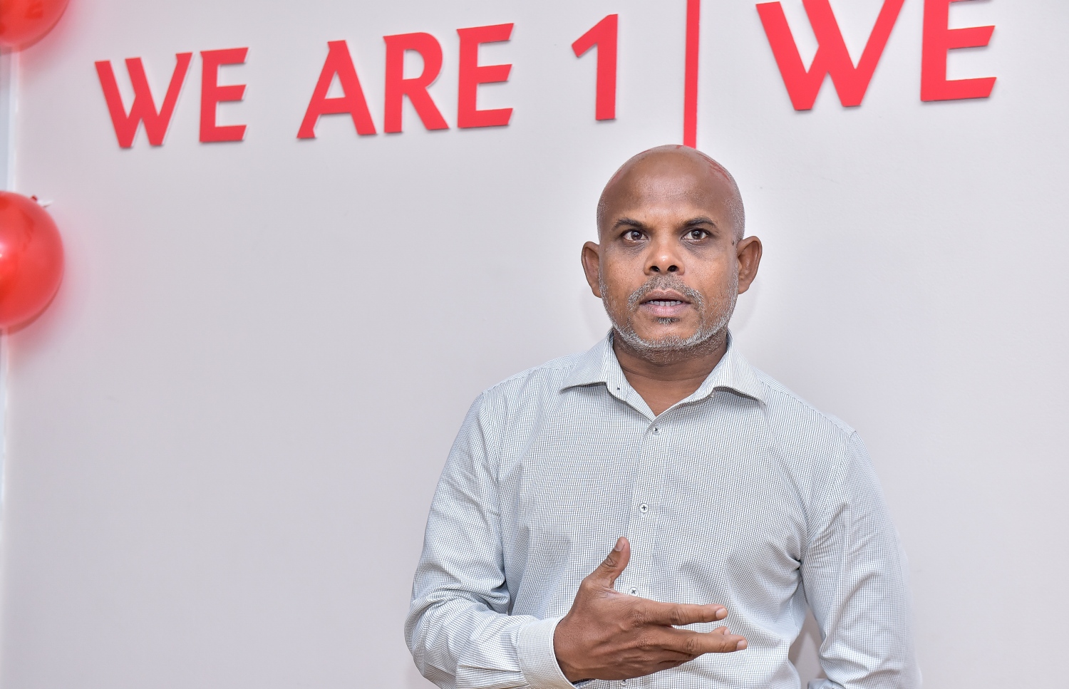 މާލެ: 24 މެއި 2017- "މިހާރު" އެއް އަހަރު ފުރުމުގެ މުނާސަބަތުގައި އެ މީޑިއާގެ މުވައްޒަފުން ބޭއްވި ކުޑަ ހަފުލާއެއްގައި، ރާއްޖޭގެ ސީނިއާ ނޫސްވެރިއެއް ކަމަށްވާ މޫސާ ލަތީފް ވާހަކަ ދައްކަވަނީ.