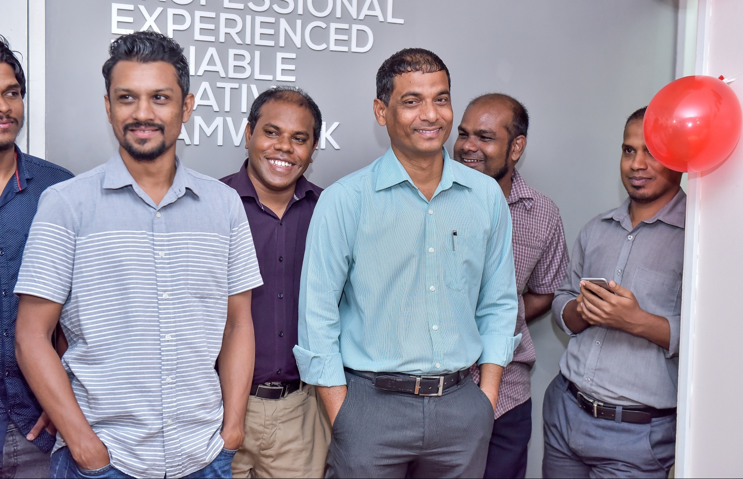 މާލެ: 24 މެއި 2017- "މިހާރު" އެއް އަހަރު ފުރުމުގެ މުނާސަބަތުގައި ބޭއްވި ކުޑަ ހަފުލާއެއްގައި އެ މީޑިއާގެ ބައެއް މުވައްޒަފުން.