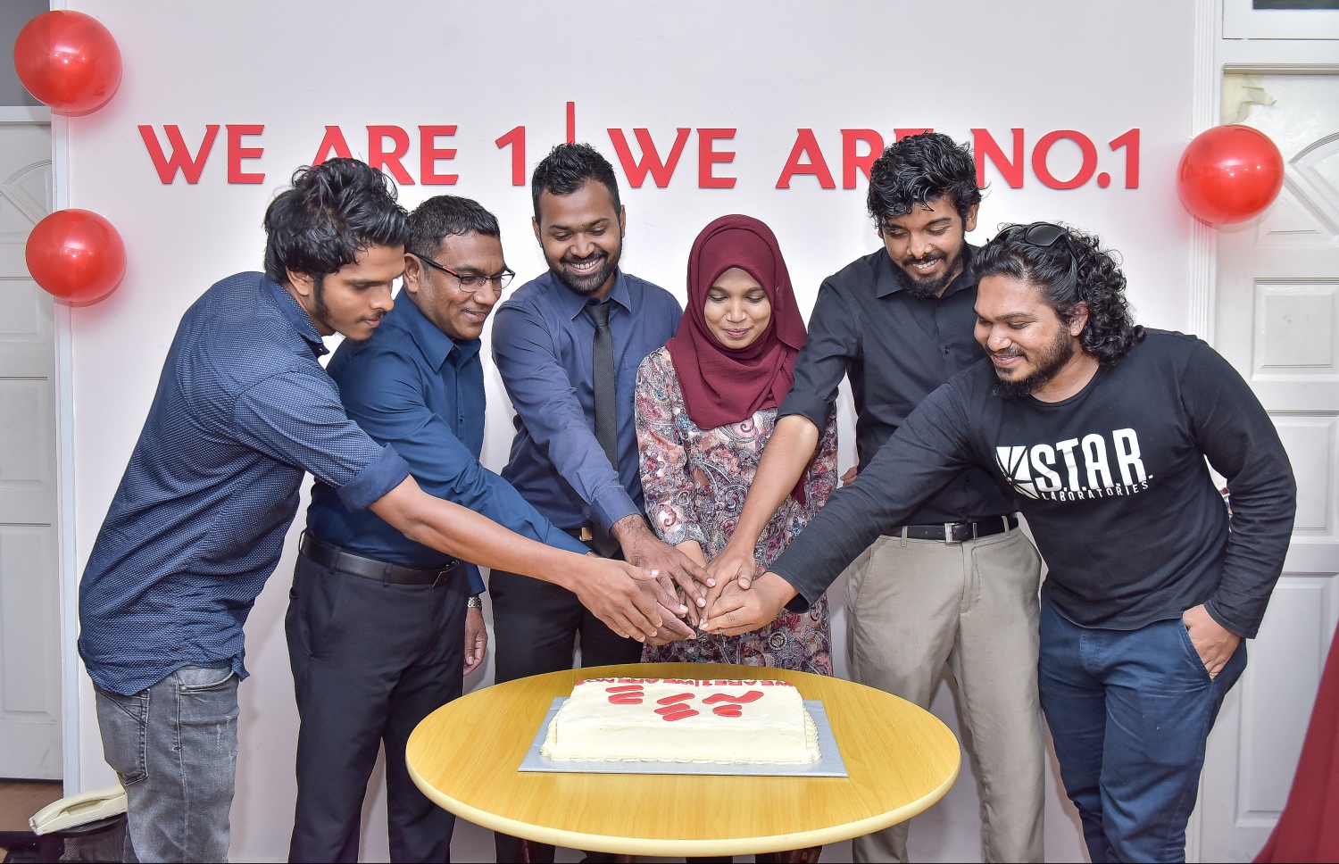 މާލެ: 24 މެއި 2017- "މިހާރު" އެއް އަހަރު ފުރުމުގެ މުނާސަބަތުގައި ސީއީއޯ ރިފްއަތު މުހައްމަދު (ވ-2) އަދި ބައެއް މުވައްޒަފުންނާއެކު، އަހަރީ ދުވަހުގެ ކޭކު ފަޅުއްވަނީ.