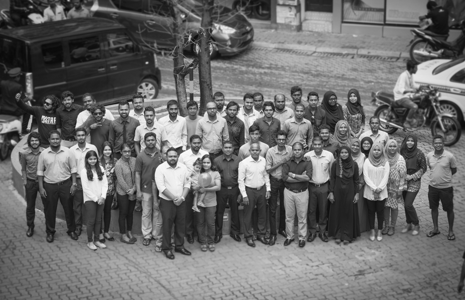 މާލެ: 24 މެއި 2017- "މިހާރު" އަށް އެއް އަހަރު ފުރުމުގެ މުނާސަބަތުގައި އެތަނުގެ މުވައްޒަފުން ގުރޫޕް ފޮޓޯއަކަށް ހުއްޓިގެން.