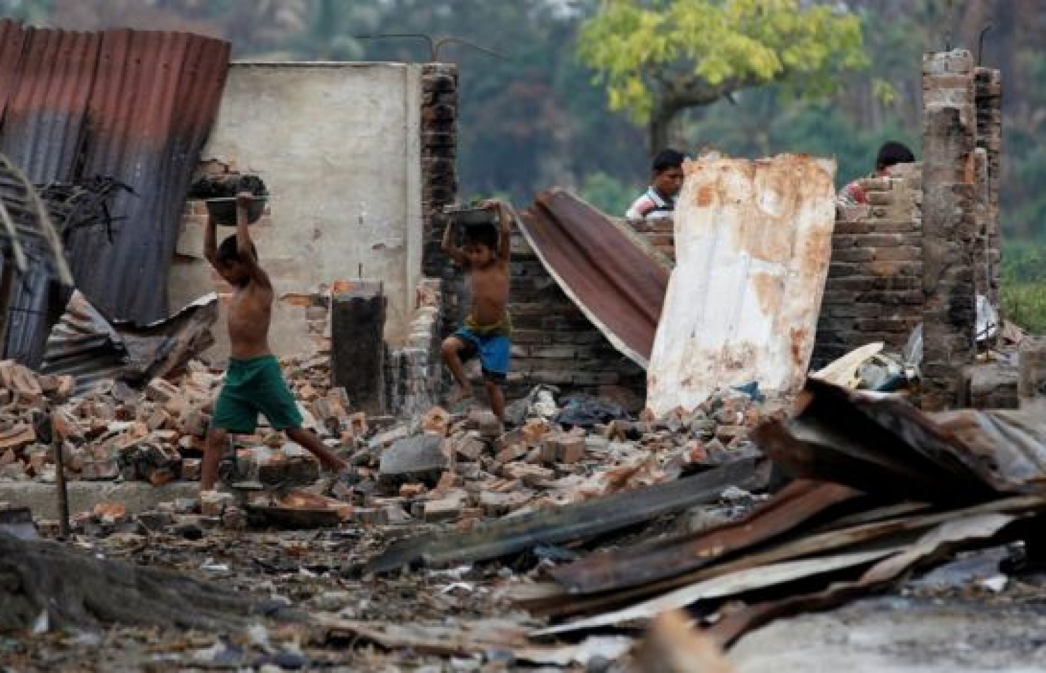 މިއަންމާ ސިފައިން ވަނީ ރަކީން ސްޓޭޓުގެ މުސްލިމުންގެ ގެދޮރު ހަލާކުކޮށްލާފައި. --ފޮޓޯ:ރޮއިޓާސް