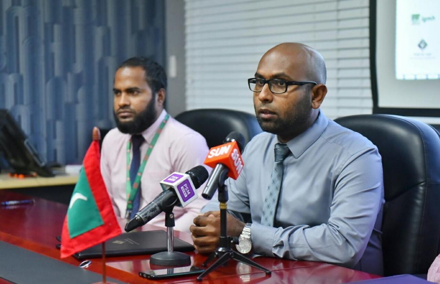 ހައްޖު ކޯޕަރޭޝަންގެ ހަވާލުގައި ހައްޖަށާއި އުމްރާއަށްދާ މީހުންގެ ސިއްހީ ކަންކަން ބެލެހެއްޓުން އައިޖީއެމްއެޗާ ހަވާލުކުރުމުގެ އެއްބަސްވުމުގައި ސޮއިކުރެއްވުމަށް ފަހު ޔާމީން މިއަދު ނޫސްވެރިންނާ ވާހަކަ ދައްކަވަނީ.--މިހާރު ފޮޓޯ: ހުސެއިން ވަހީދު