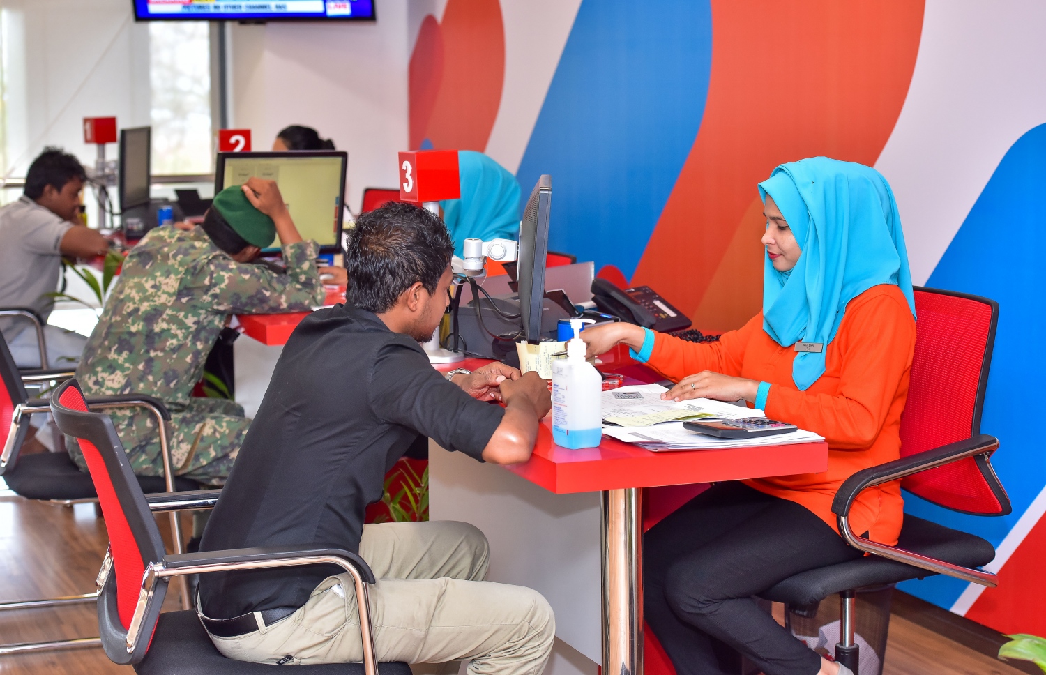 މާލެ: މޭ 25، 2017: ދިރާގުގެ މުވައްޒަފުންތަކެއް އާ ޔުނީފާމާއެކު ބަޔަކަށް ހިދުމަތް ދެނީ: ދިރާގުގެ ބްރޭންޑާއެކު މުވައްޒަފުންގެ ޔުނިފޯމް ވެސް ވަނީ ބަދަލުވެފައި.-- ފޮޓޯ: ނިޝާން އަލީ/ މިހާރު