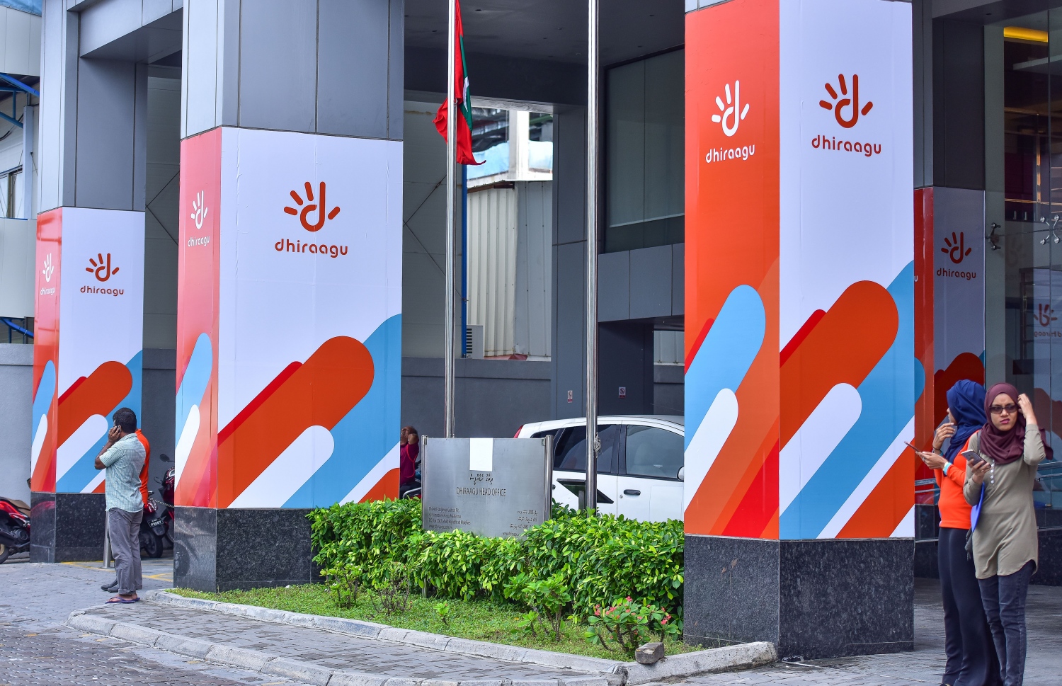 ދިރާގުގެ ހެޑް އޮފީސް: ދިރާގުގެ ބްރޭންޑާއެކު މުވައްޒަފުންގެ ޔުނިފޯމް ވެސް ވަނީ ބަދަލުވެފައި.-- ފޮޓޯ: ނިޝާން އަލީ/ މިހާރު