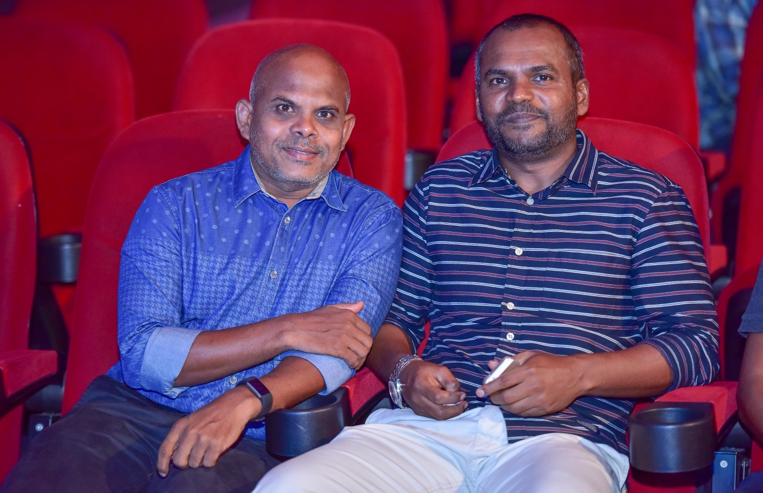 މާލެ: މޭ 25، 2017- "މިހާރު" ނޫހުގެ ލައިފް ސްޓައިލް މެގަޒިން "ދޯ" އަދި ވެބްސައިޓް އިފްތިތާހު ކުރުމަށް އޮލިމްޕަހުގައި ބޭއްވި ހާއްސަ ހަފްލާގައި ނޫސްވެރިޔާ އަދި ލިޔުންތެރިޔާ މޫސާ ލަތީފް (ވ) އަދި ގައުމީ ފުޓުބޯޅަ ޓީމުގެ ކުރީގެ ފޯވާޑް ޝާހު އިސްމާއިލް.---މިހާރު ފޮޓޯ: ނިޝާން އަލީ