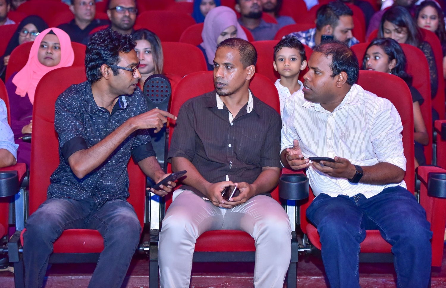 މާލެ: މޭ 25، 2017- "މިހާރު" ނޫހުގެ ލައިފް ސްޓައިލް މެގަޒިން "ދޯ" އަދި ވެބްސައިޓް އިފްތިތާހު ކުރުމަށް އޮލިމްޕަހުގައި ބޭއްވި ހާއްސަ ހަފްލާގައި (ކ-ވ) ނޫސްވެރިޔާ އަހުމަދު ހަމްދޫން، ނިއުމަތުﷲ އިދްރީސް އަދި "ދޯ"ގެ އެޑިޓަރު އިސްމާއިލް ނަސީރު މަޝްވަރާ ކުރަނީ.---މިހާރު ފޮޓޯ: ނިޝާން އަލީ