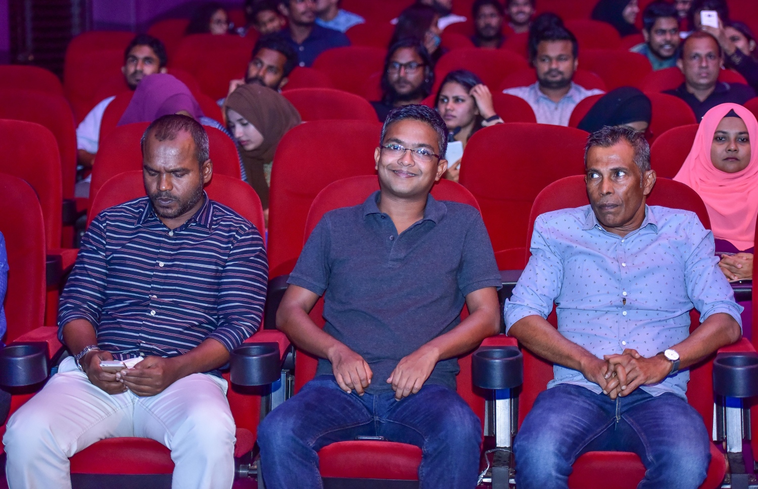 މާލެ: މޭ 25، 2017- "މިހާރު" ނޫހުގެ ލައިފް ސްޓައިލް މެގަޒިން "ދޯ" އަދި ވެބްސައިޓް އިފްތިތާހު ކުރުމަށް އޮލިމްޕަހުގައި ބޭއްވި ހާއްސަ ހަފްލާގައި ބައިވެރިވި ބައެއް މީހުން.---މިހާރު ފޮޓޯ: ނިޝާން އަލީ