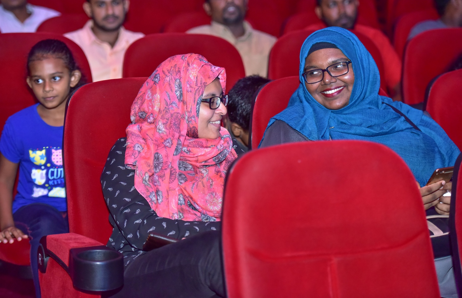 މާލެ: މޭ 25، 2017- "މިހާރު" ނޫހުގެ ލައިފް ސްޓައިލް މެގަޒިން "ދޯ" އަދި ވެބްސައިޓް އިފްތިތާހު ކުރުމަށް އޮލިމްޕަހުގައި ބޭއްވި ހާއްސަ ހަފްލާގައި ބައިވެރިވި ބައެއް މީހުން.---މިހާރު ފޮޓޯ: ނިޝާން އަލީ