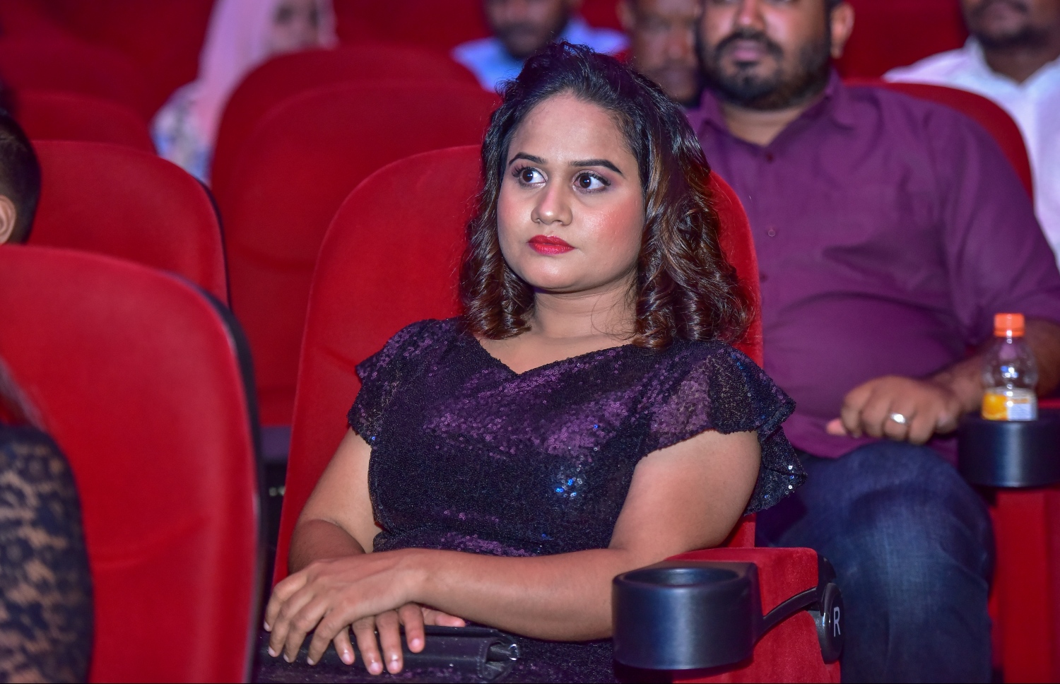 މާލެ: މޭ 25، 2017- "މިހާރު" ނޫހުގެ ލައިފް ސްޓައިލް މެގަޒިން "ދޯ" އަދި ވެބްސައިޓް އިފްތިތާހު ކުރުމަށް އޮލިމްޕަހުގައި ބޭއްވި ހާއްސަ ހަފްލާގައި، ނޫސްވެރިޔާ އާސިޔަތު މުހައްމަދު ސައީދު---މިހާރު ފޮޓޯ: ނިޝާން އަލީ