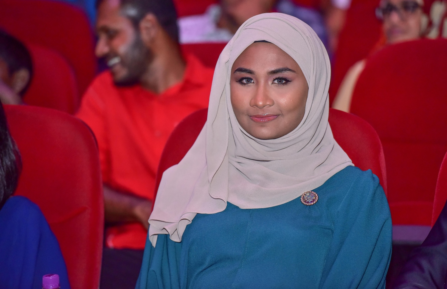 މާލެ: މޭ 25، 2017- "މިހާރު" ނޫހުގެ ލައިފް ސްޓައިލް މެގަޒިން "ދޯ" އަދި ވެބްސައިޓް އިފްތިތާހު ކުރުމަށް އޮލިމްޕަހުގައި ބޭއްވި ހާއްސަ ހަފްލާގައި ބާސްކެޓްބޯޅަ ކުޅުންތެރިޔާ ޝިއުރާ ބައިވެރިވަނީ.---މިހާރު ފޮޓޯ: ނިޝާން އަލީ