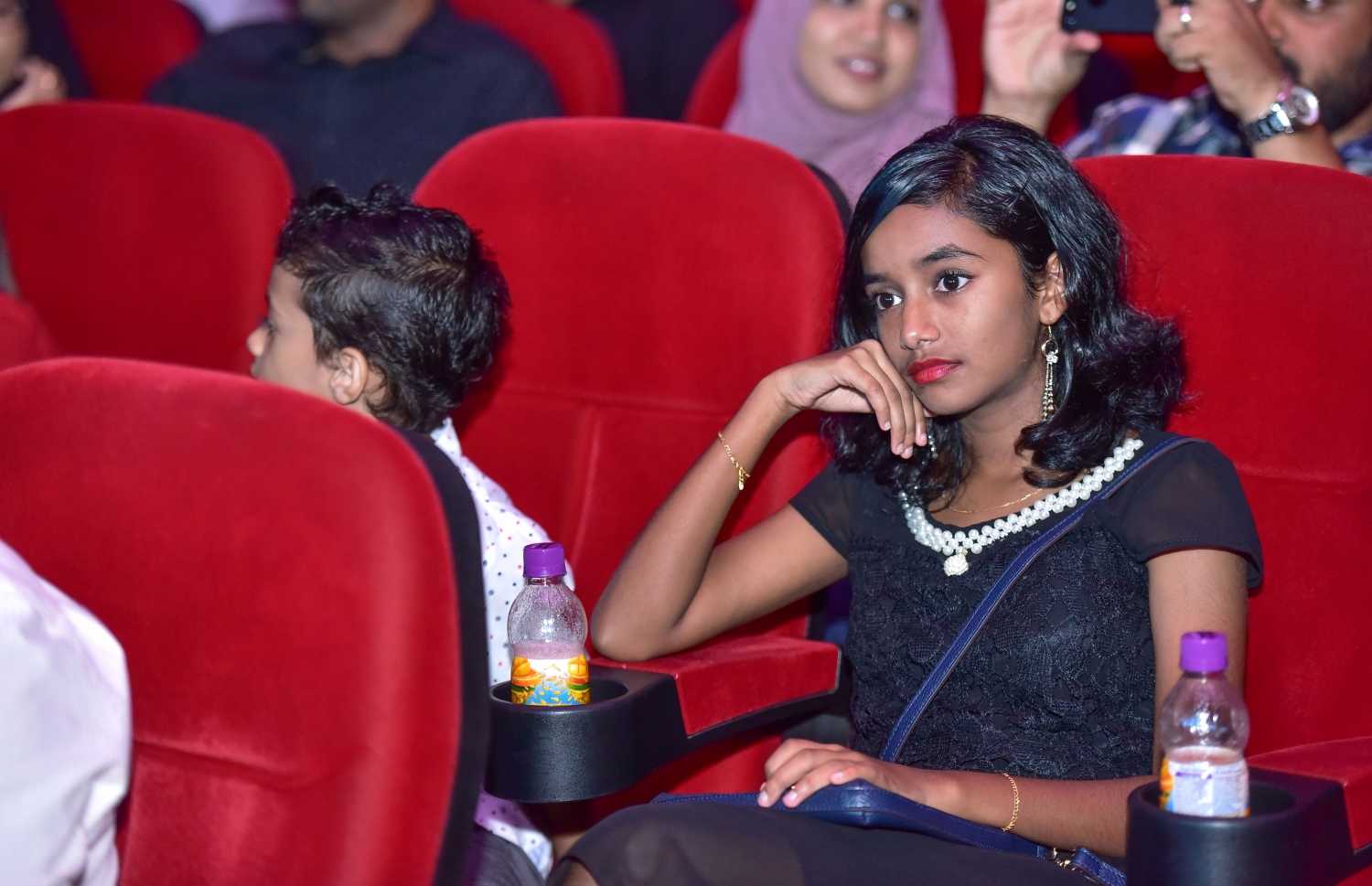 މާލެ: މޭ 25، 2017- "މިހާރު" ނޫހުގެ ލައިފް ސްޓައިލް މެގަޒިން "ދޯ" އަދި ވެބްސައިޓް އިފްތިތާހު ކުރުމަށް އޮލިމްޕަހުގައި ބޭއްވި ހާއްސަ ހަފްލާގެ ތެރެއިން.---މިހާރު ފޮޓޯ: ނިޝާން އަލީ