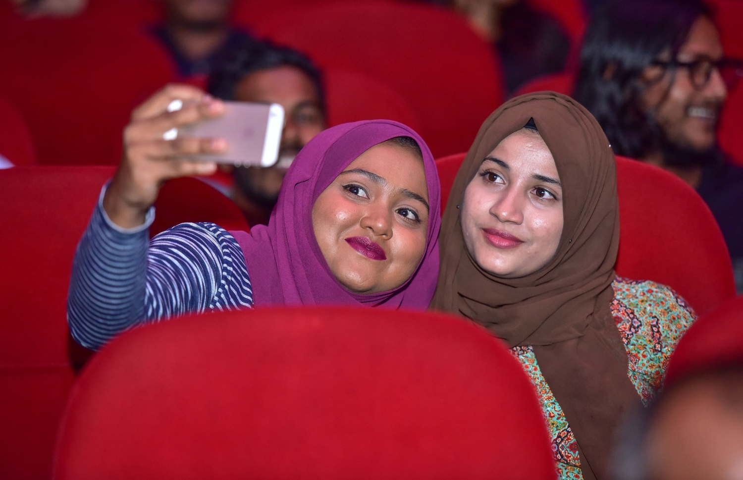 މާލެ: މޭ 25، 2017- "މިހާރު" ނޫހުގެ ލައިފް ސްޓައިލް މެގަޒިން "ދޯ" އަދި ވެބްސައިޓް އިފްތިތާހު ކުރުމަށް އޮލިމްޕަހުގައި ބޭއްވި ހާއްސަ ހަފްލާގައި ބައިވެރިވި ބައެއް މީހުން.---މިހާރު ފޮޓޯ: ނިޝާން އަލީ