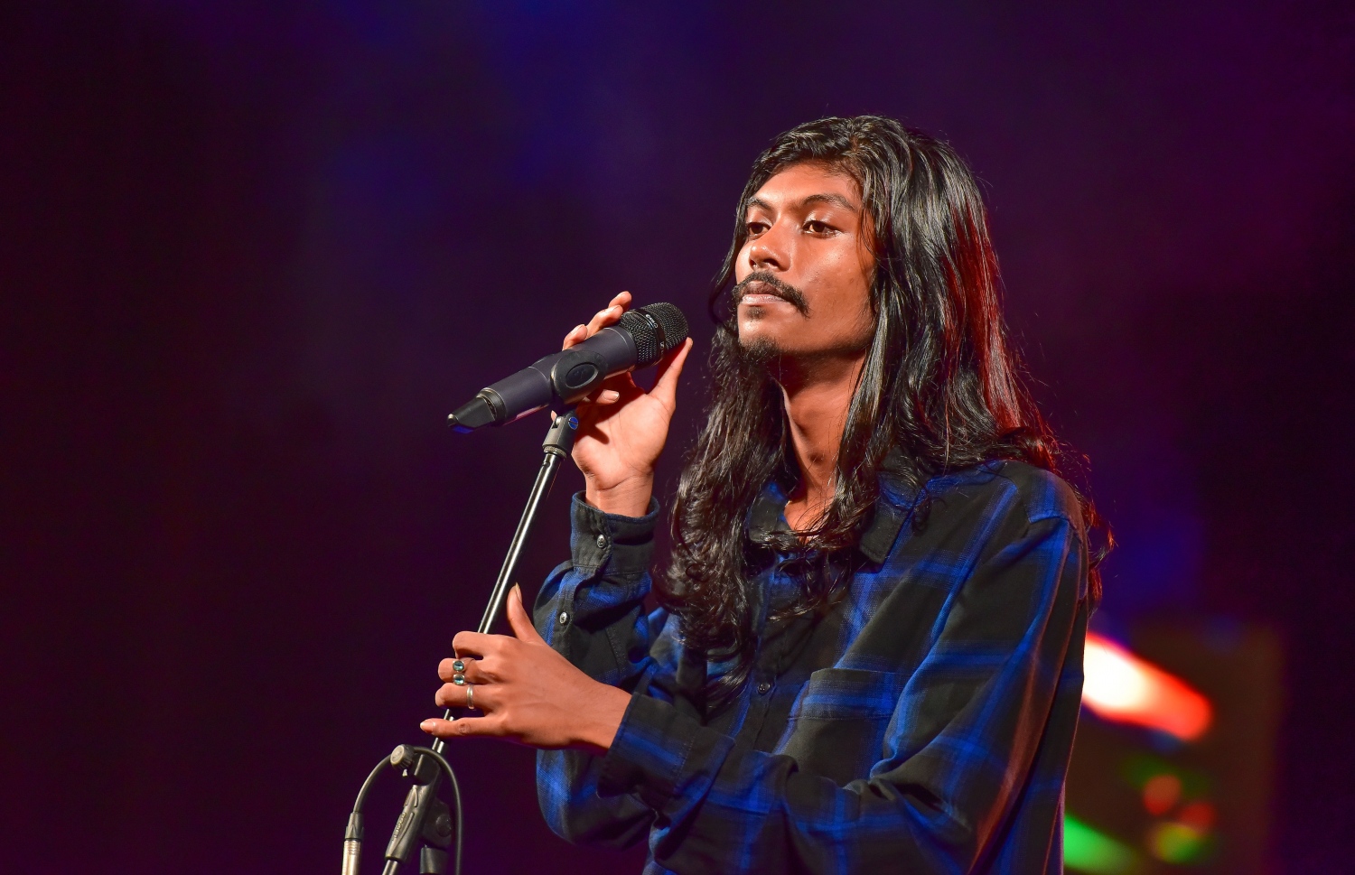 މާލެ: މޭ 25، 2017- "މިހާރު" ނޫހުގެ ލައިފް ސްޓައިލް މެގަޒިން "ދޯ" އަދި ވެބްސައިޓް އިފްތިތާހު ކުރުމަށް އޮލިމްޕަހުގައި ބޭއްވި ހާއްސަ ހަފްލާގައި ޝަލަބީ ލަވަކިޔަނީ.---މިހާރު ފޮޓޯ: ނިޝާން އަލީ