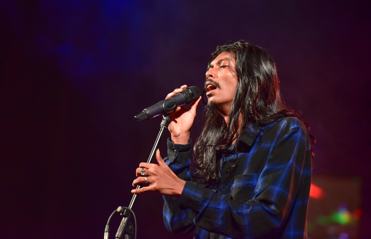 މާލެ: މޭ 25، 2017- "މިހާރު" ނޫހުގެ ލައިފް ސްޓައިލް މެގަޒިން "ދޯ" އަދި ވެބްސައިޓް އިފްތިތާހު ކުރުމަށް އޮލިމްޕަހުގައި ބޭއްވި ހާއްސަ ހަފްލާގައި އޮތް މިއުޒިކް ޝޯގައި ޝަލަބީ ލަވަކިޔަނީ.---މިހާރު ފޮޓޯ: ނިޝާން އަލީ