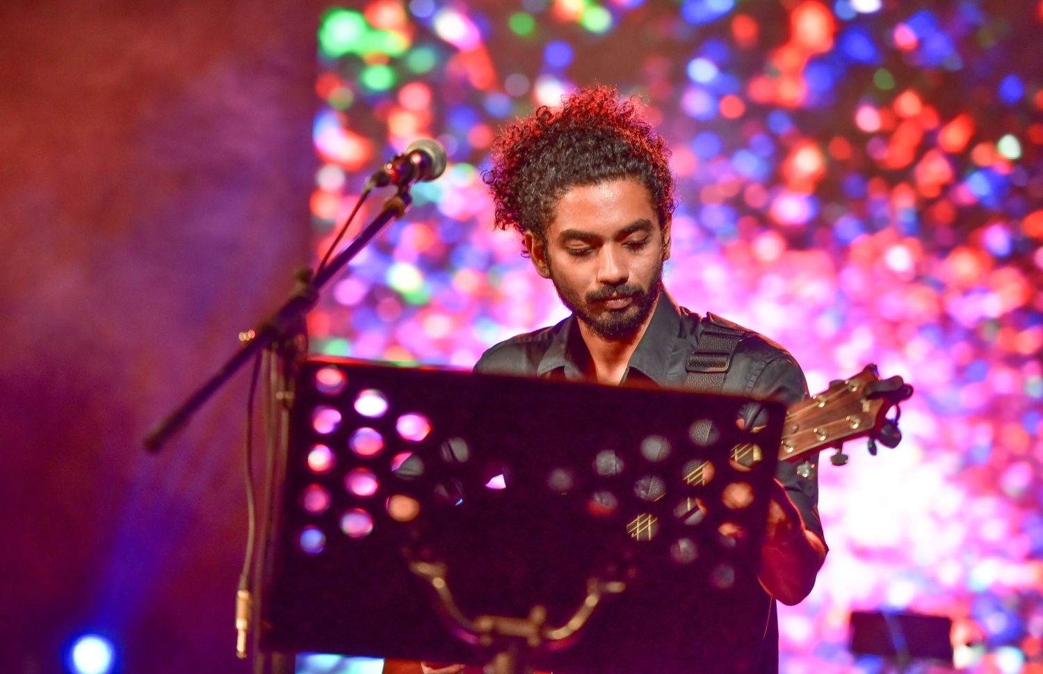 މާލެ: މޭ 25، 2017- "މިހާރު" ނޫހުގެ ލައިފް ސްޓައިލް މެގަޒިން "ދޯ" އަދި ވެބްސައިޓް އިފްތިތާހު ކުރުމަށް އޮލިމްޕަހުގައި ބޭއްވި ހާއްސަ ހަފްލާގައި އޮތް މިއުޒިކް ޝޯގެ ތެރެއިން.---މިހާރު ފޮޓޯ: ހުސެއިން ވަހީދު