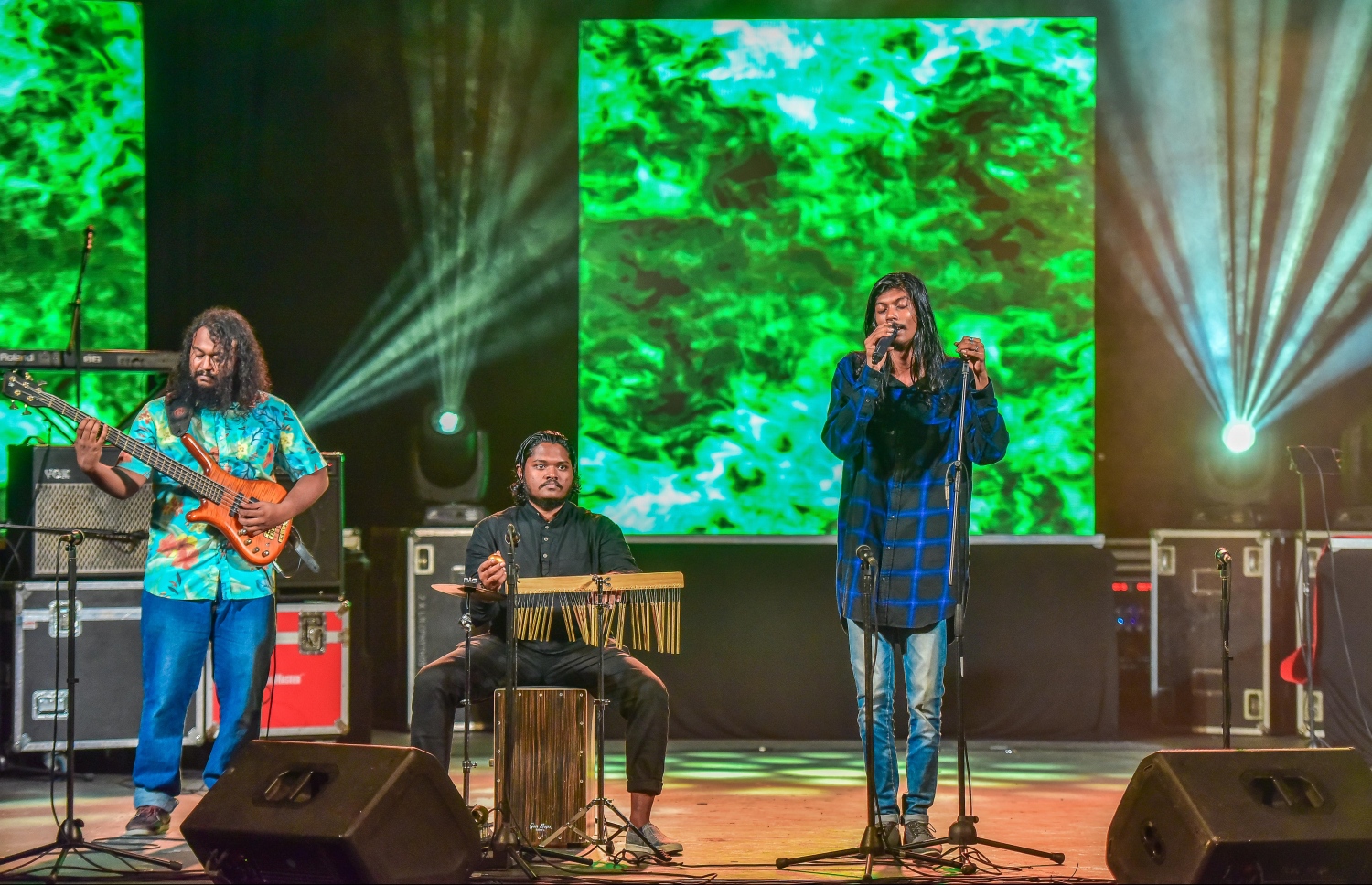 މާލެ: މޭ 25، 2017- "މިހާރު" ނޫހުގެ ލައިފް ސްޓައިލް މެގަޒިން "ދޯ" އަދި ވެބްސައިޓް އިފްތިތާހު ކުރުމަށް އޮލިމްޕަހުގައި ބޭއްވި ހާއްސަ ހަފްލާގައި އޮތް މިއުޒިކް ޝޯ ގައި ޝަލަބީ ލަވަކިޔަނީ.---މިހާރު ފޮޓޯ: ނިޝާން އަލީ