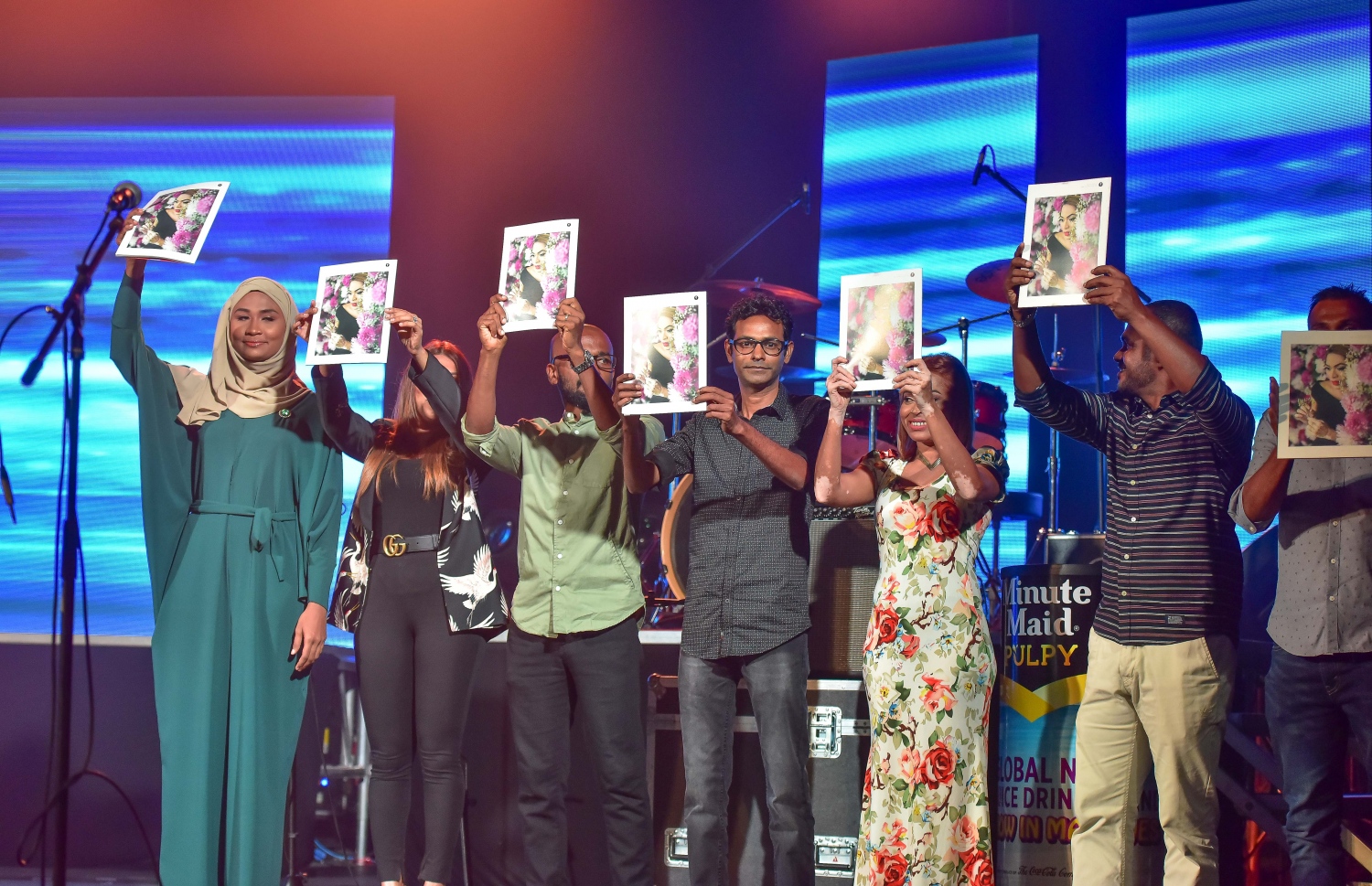 މާލެ: މޭ 25، 2017- "މިހާރު" ނޫހުގެ ލައިފް ސްޓައިލް މެގަޒިން "ދޯ" އަދި ވެބްސައިޓް އިފްތިތާހު ކުރުމަށް އޮލިމްޕަހުގައި ބޭއްވި ހާއްސަ ހަފްލާގައި "ދޯ" ރަސްމީކޮށް ނެރެދެނީ.---މިހާރު ފޮޓޯ: ހުސެއިން ވަހީދު