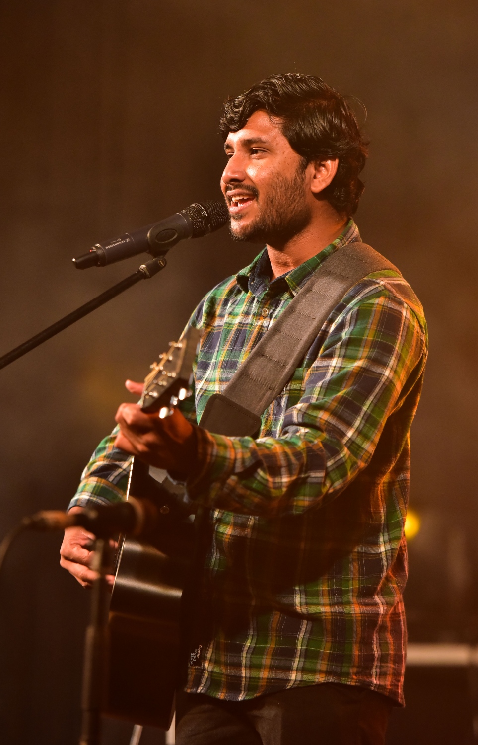 މާލެ: މޭ 25، 2017- "މިހާރު" ނޫހުގެ ލައިފް ސްޓައިލް މެގަޒިން "ދޯ" އަދި ވެބްސައިޓް އިފްތިތާހު ކުރުމަށް އޮލިމްޕަހުގައި ބޭއްވި ހާއްސަ ހަފްލާގައި އޮތް މިއުޒިކް ޝޯގެ ތެރެއިން.---މިހާރު ފޮޓޯ: ހުސެއިން ވަހީދު