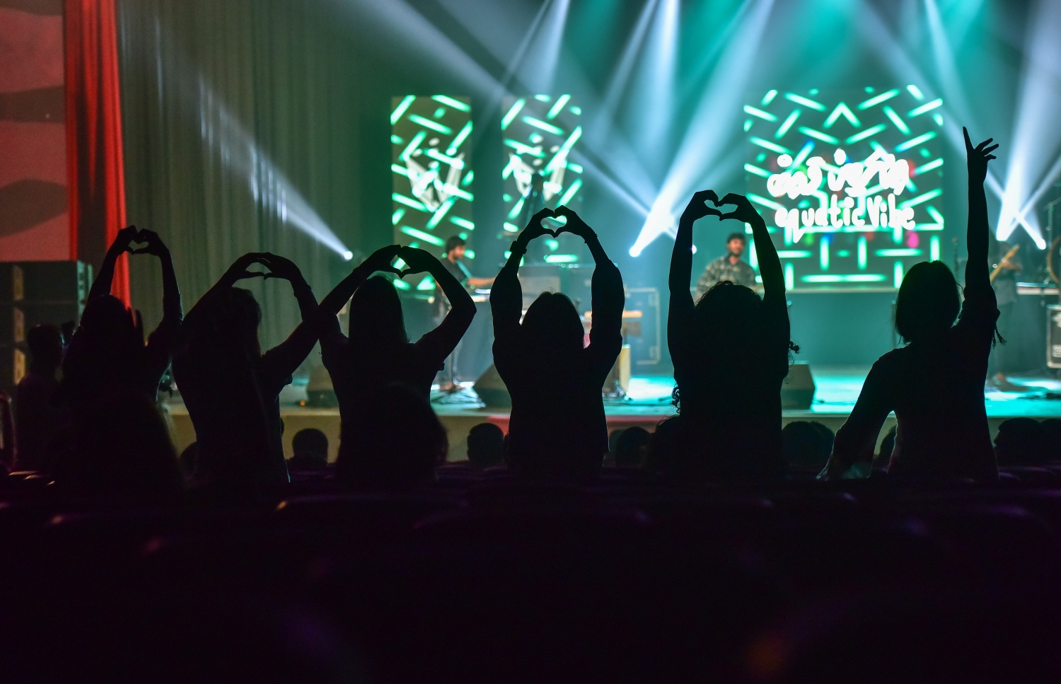 މާލެ: މޭ 25، 2017- "މިހާރު" ނޫހުގެ ލައިފް ސްޓައިލް މެގަޒިން "ދޯ" އަދި ވެބްސައިޓް އިފްތިތާހު ކުރުމަށް އޮލިމްޕަހުގައި ބޭއްވި ހާއްސަ ހަފްލާގައި އޮތް މިއުޒިކް ޝޯގެ ތެރެއިން.---މިހާރު ފޮޓޯ: ހުސެއިން ވަހީދު