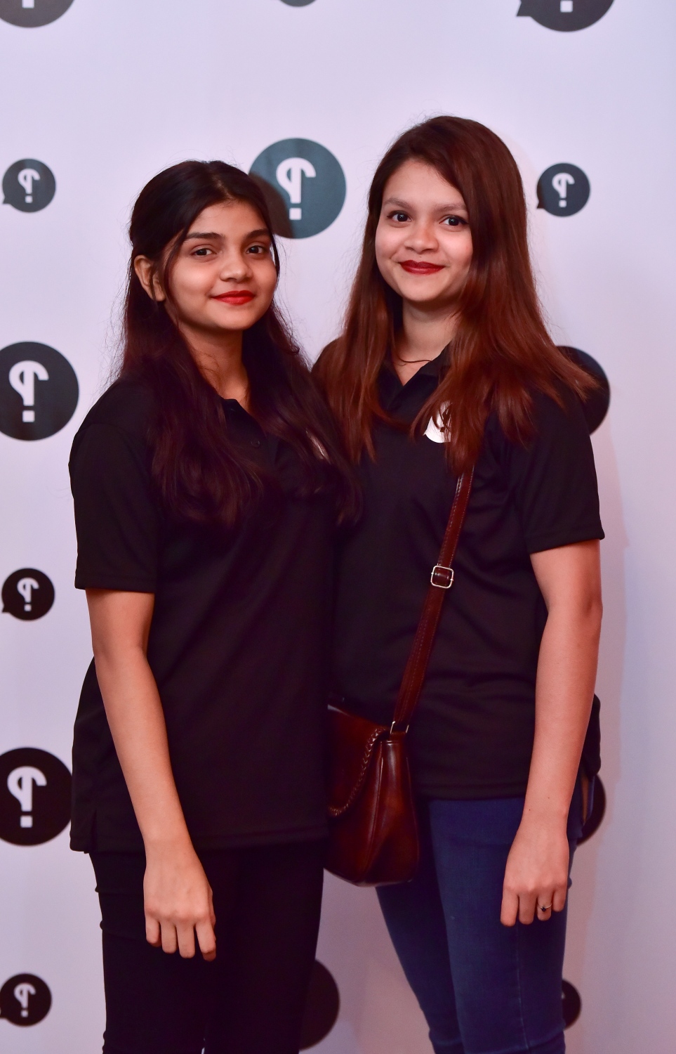 މާލެ: މޭ 25، 2017- "މިހާރު" ނޫހުގެ ލައިފް ސްޓައިލް މެގަޒިން "ދޯ" އަދި ވެބްސައިޓް އިފްތިތާހު ކުރުމަށް އޮލިމްޕަހުގައި ބޭއްވި ހާއްސަ ހަފްލާގައި "މިހާރު" ގެ ދެ މުވައްޒަފަކު ފޮޓޯއެއް ނަގަނީ.---މިހާރު ފޮޓޯ: ހުސެއިން ވަހީދު