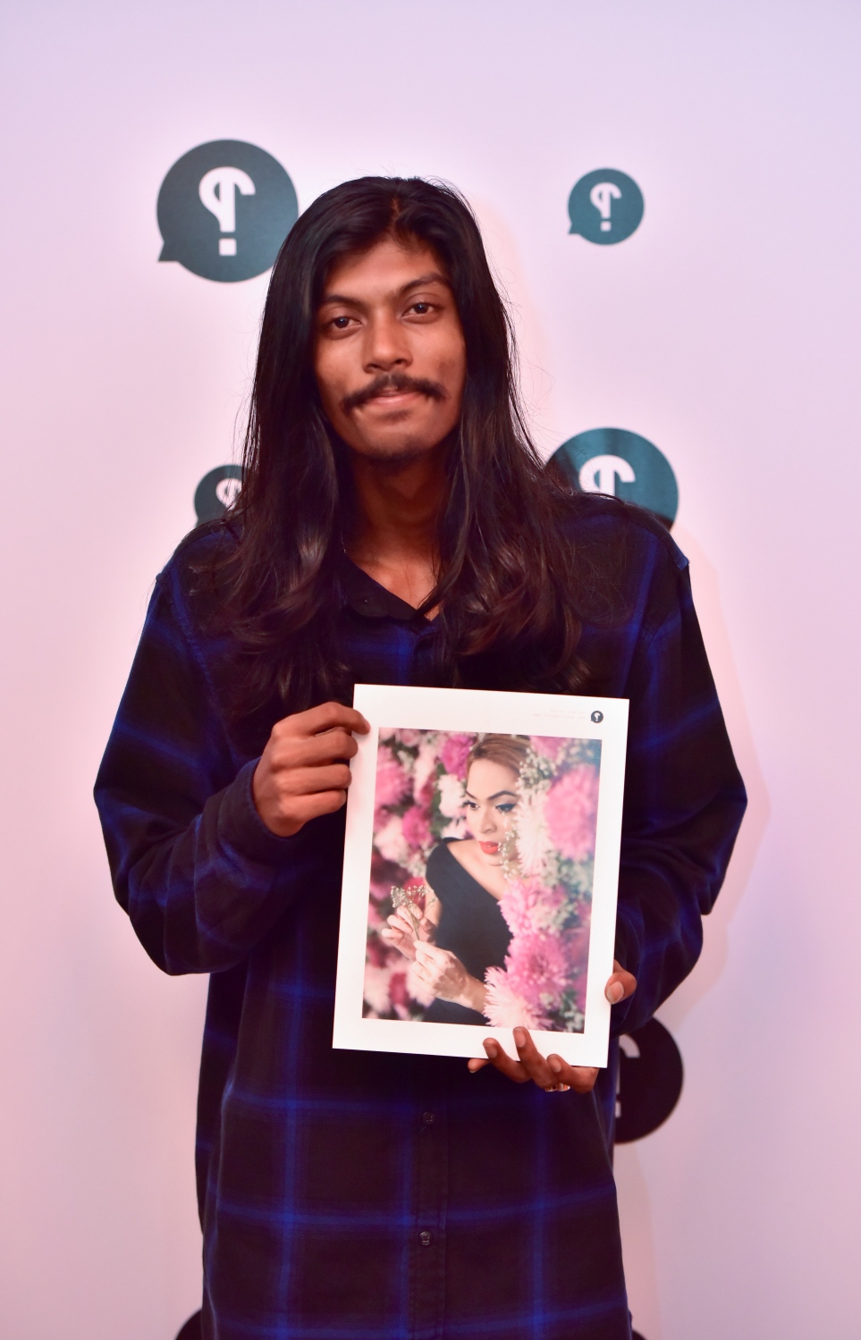 މާލެ: މޭ 25، 2017- "މިހާރު" ނޫހުގެ ލައިފް ސްޓައިލް މެގަޒިން "ދޯ" އަދި ވެބްސައިޓް އިފްތިތާހު ކުރުމަށް އޮލިމްޕަހުގައި ބޭއްވި ހާއްސަ ހަފްލާގައި ބޭއްވި މިއުޒިކް ޝޯގައި ލަވަ ހުށަހަޅައިދިން ޝަލަބީ، "ދޯ" ގެ ފުރަތަމަ އަދަދާއެކު ފޮޓޯއެއް ނަގަނީ.---މިހާރު ފޮޓޯ: ހުސެއިން ވަހީދު