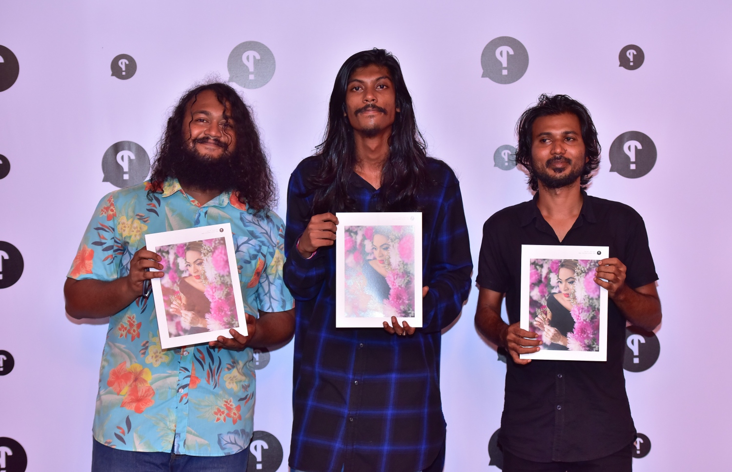 މާލެ: މޭ 25، 2017- "މިހާރު" ނޫހުގެ ލައިފް ސްޓައިލް މެގަޒިން "ދޯ" އަދި ވެބްސައިޓް އިފްތިތާހުކުރުމަށް އޮލިމްޕަހުގައި ބޭއްވި ހާއްސަ ހަފްލާގައި ލަވަކިޔުންތެރިޔާ ޝަލަބީ (މ) "ދޯ" ގެ ފުރަތަމަ އަދަދާއެކު ފޮޓޯއެއް ނަގަނީ.---މިހާރު ފޮޓޯ: ހުސެއިން ވަހީދު