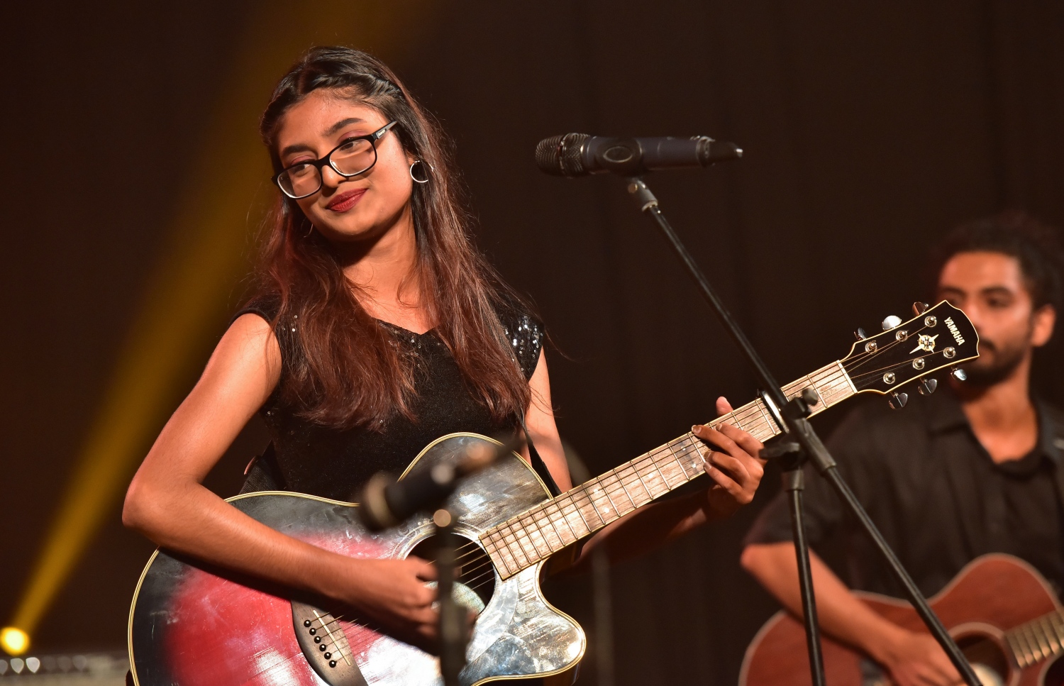 މާލެ: މޭ 25، 2017- "މިހާރު" ނޫހުގެ މެގަޒިން "ދޯ އަދި ވެބްސައިޓް އިފްތިތާހުކުރުމަށް އޮލިމްޕަހުގައި ބޭއްވި ހާއްސަ ހަފްލާގައި ބަތޫލް ލަވައެއް ހުށައަޅައިދެނީ.---މިހާރު ފޮޓޯ: ހުސެއިން ވަހީދު