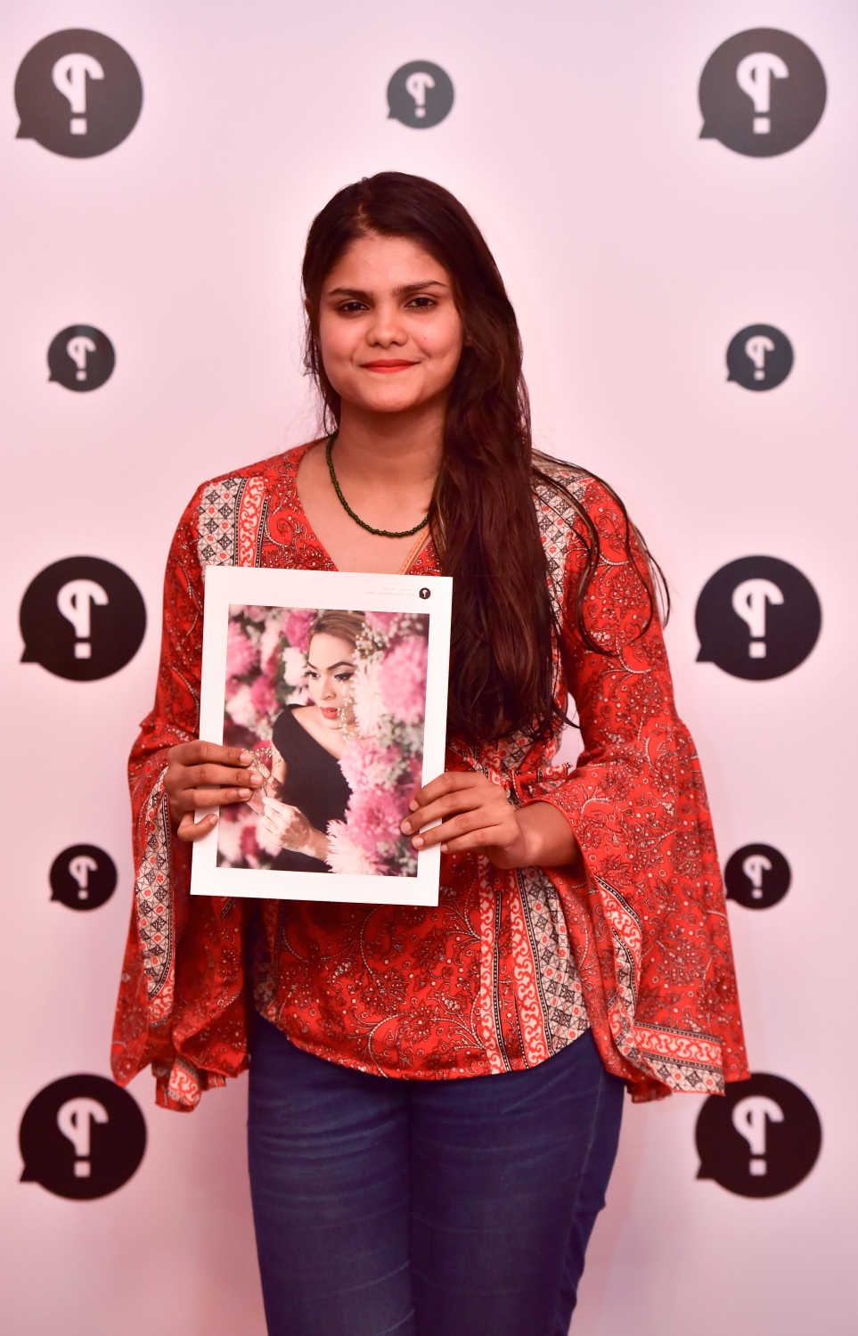 މާލެ: މޭ 25، 2017- "މިހާރު" ނޫހުގެ މެގަޒިން "ދޯ އަދި ވެބްސައިޓް އިފްތިތާހުކުރުމަށް އޮލިމްޕަހުގައި ބޭއްވި ހާއްސަ ހަފްލާގައި ބާސްކެޓް ކުޅުންތެރިޔާ ޝައްފަ "ދޯ" މެގަޒިންގެ ފުރަތަމަ އަދަދާއެކު ފޮޓޯ އަކަށް ހުއްޓިގެން .---މިހާރު ފޮޓޯ: ހުސެއިން ވަހީދު