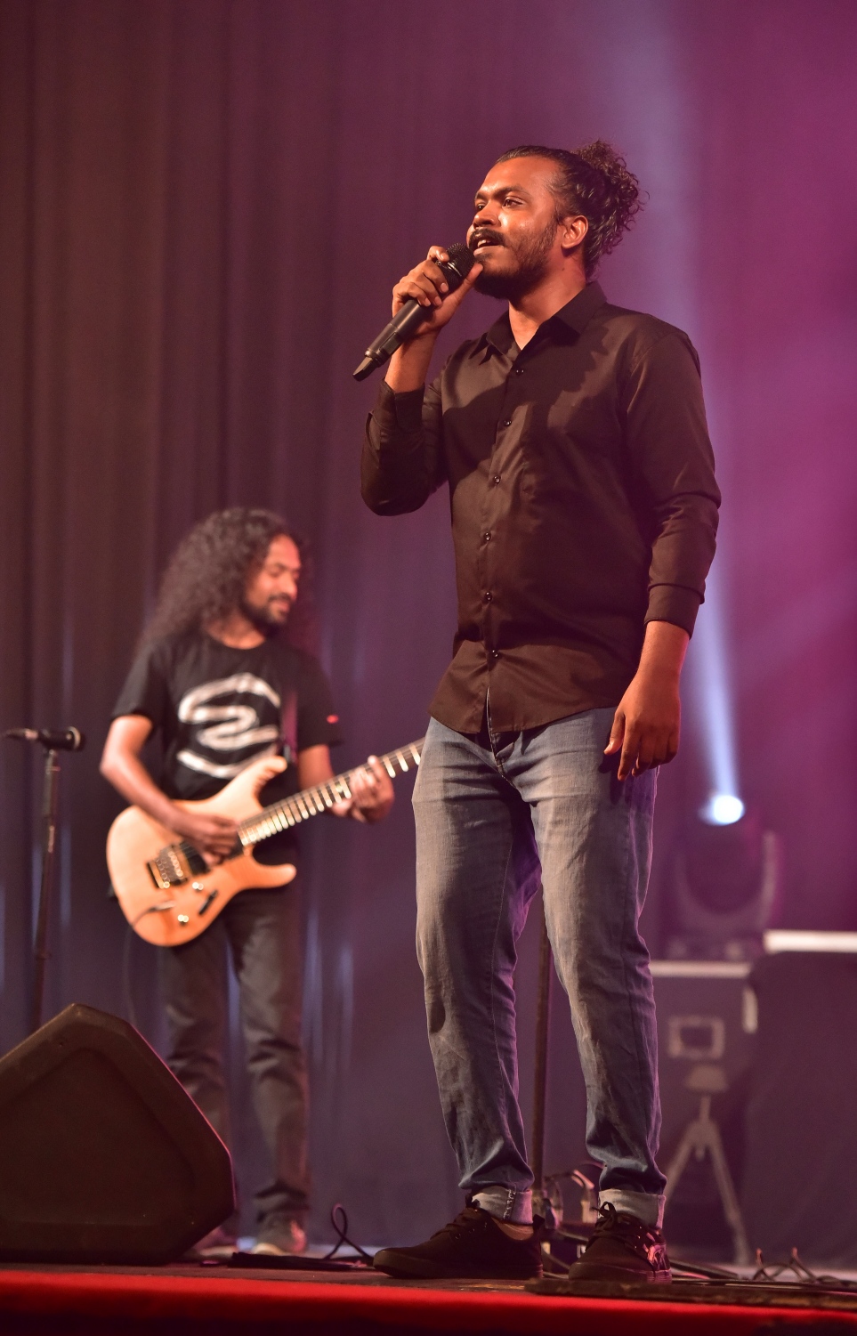 މާލެ: މޭ 25، 2017- "މިހާރު" ނޫހުގެ ލައިފް ސްޓައިލް މެގަޒިން "ދޯ" އަދި ވެބްސައިޓް އިފްތިތާހުކުރުމަށް އޮލިމްޕަހުގައި ބޭއްވި ހާއްސަ ހަފްލާގައި ލަވަކިޔުންތެރިޔާ ހުސެއިން ތޮލާގު ލަވައެއް ހުށަހަޅަނީ.---މިހާރު ފޮޓޯ: ހުސެއިން ވަހީދު