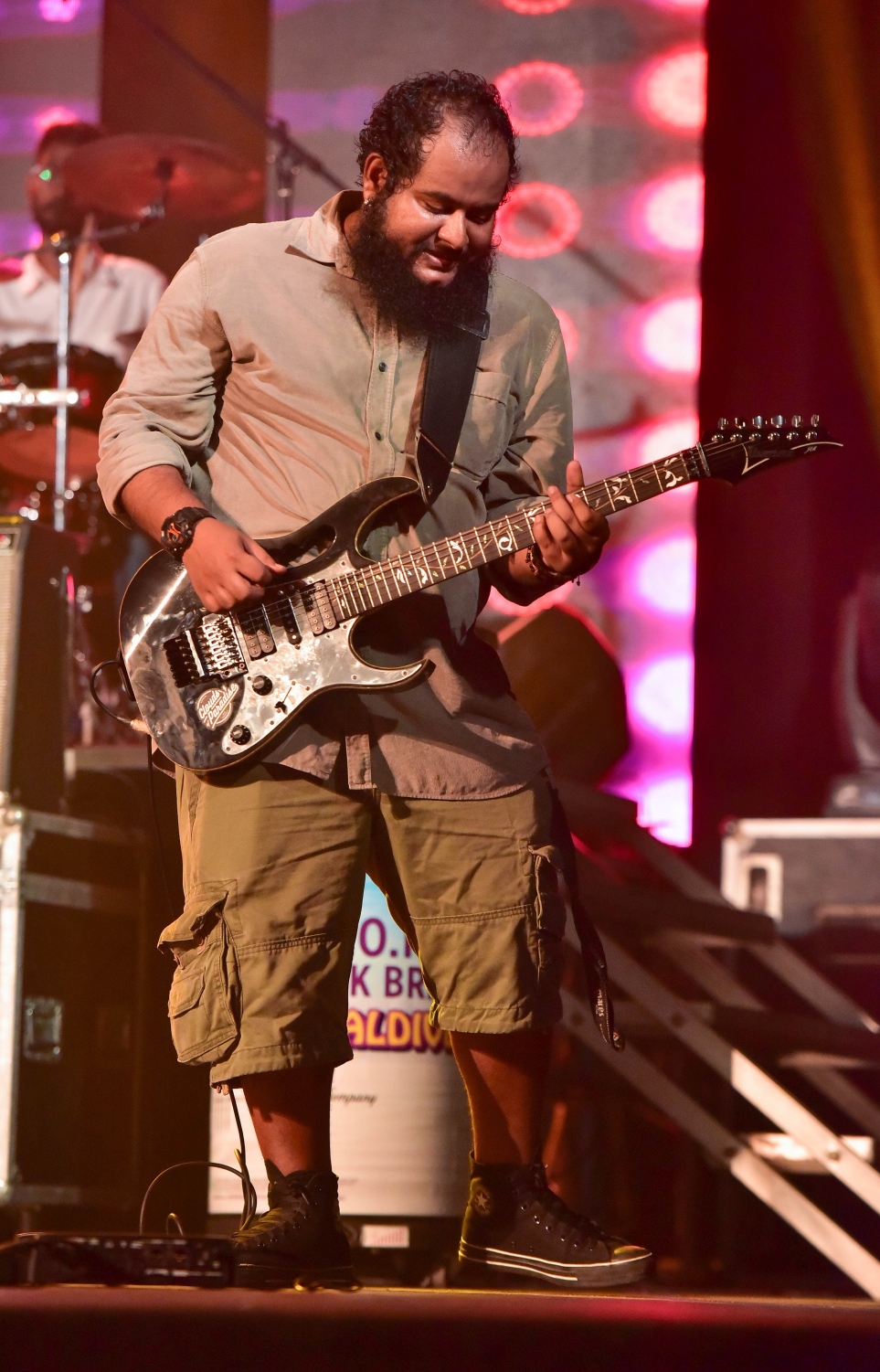 މާލެ: މޭ 25، 2017- "މިހާރު" ނޫހުގެ ލައިފް ސްޓައިލް މެގަޒިން "ދޯ" އަދި ވެބްސައިޓް އިފްތިތާހު ކުރުމަށް އޮލިމްޕަހުގައި ބޭއްވި ހާއްސަ ހަފްލާގައި ބޭއްވި މިއުޒިކް ޝޯ ގެ ތެރެއިން.---މިހާރު ފޮޓޯ: ހުސެއިން ވަހީދު