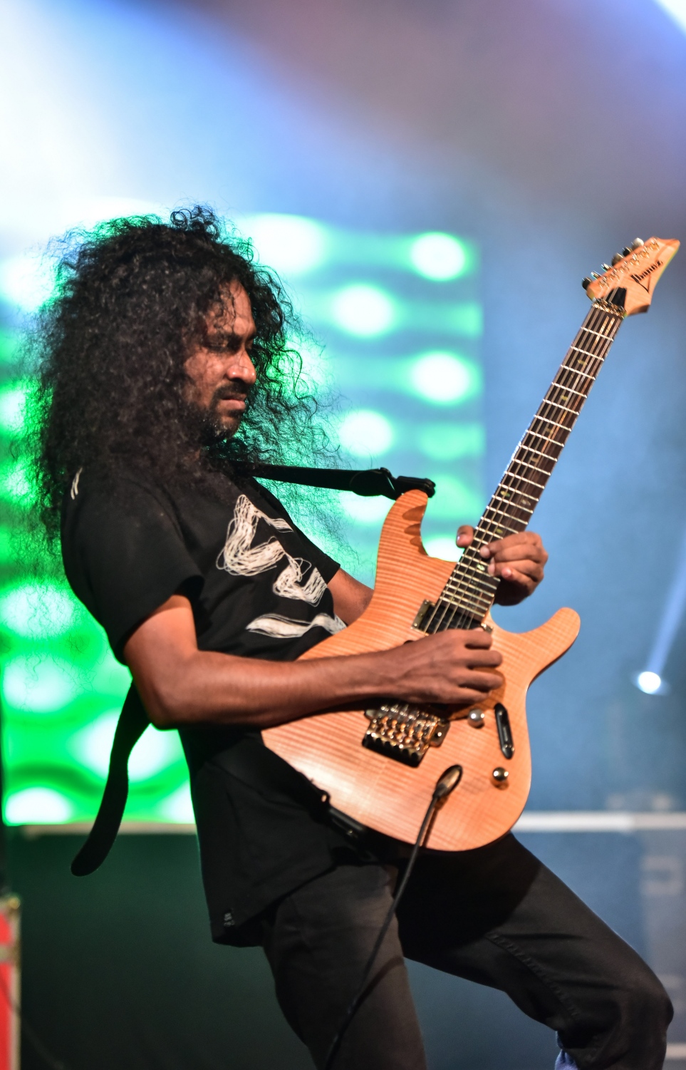 މާލެ: މޭ 25، 2017- "މިހާރު" ނޫހުގެ ލައިފް ސްޓައިލް މެގަޒިން "ދޯ" އަދި ވެބްސައިޓް އިފްތިތާހު ކުރުމަށް އޮލިމްޕަހުގައި ބޭއްވި ހާއްސަ ހަފްލާގައި އޮތް މިއުޒިކް ޝޯ ގެ ތެރެއިން.---މިހާރު ފޮޓޯ: ހުސެއިން ވަހީދު