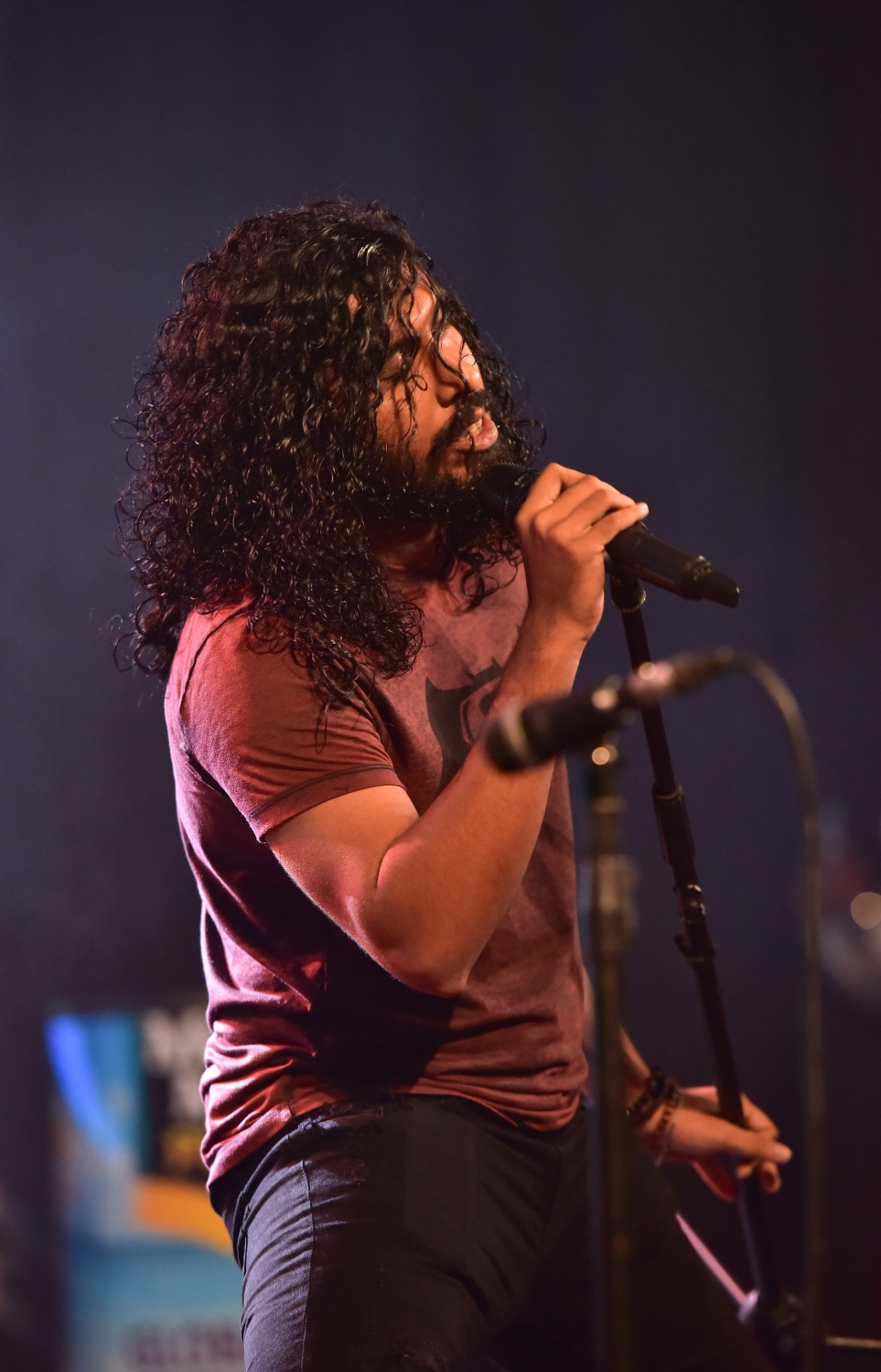 މާލެ: މޭ 25، 2017- "މިހާރު" ނޫހުގެ ލައިފް ސްޓައިލް މެގަޒިން "ދޯ" އަދި ވެބްސައިޓް އިފްތިތާހު ކުރުމަށް އޮލިމްޕަހުގައި ބޭއްވި ހާއްސަ ހަފްލާގައި މުއައްޒިން ލަވަ ކިޔަނީ.---މިހާރު ފޮޓޯ: ހުސެއިން ވަހީދު