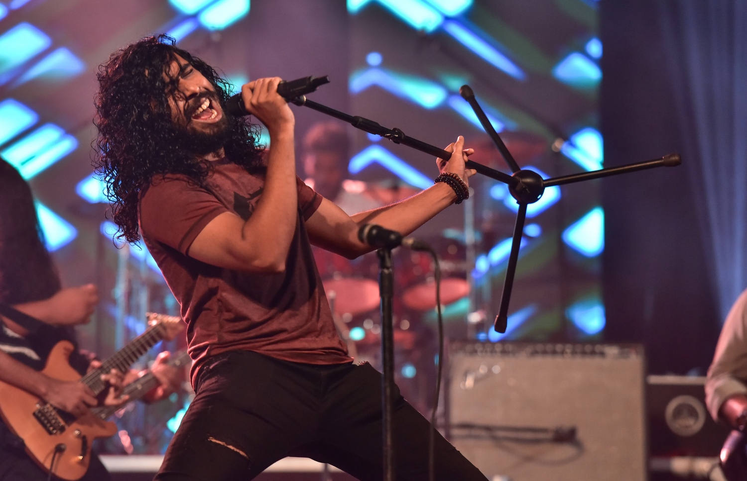 މާލެ: މޭ 25، 2017- "މިހާރު" ނޫހުގެ ލައިފް ސްޓައިލް މެގަޒިން "ދޯ" އަދި ވެބްސައިޓް އިފްތިތާހު ކުރުމަށް އޮލިމްޕަހުގައި ބޭއްވި ހާއްސަ ހަފްލާގައި މުއައްޒިން ލަވަ ކިޔަނީ.---މިހާރު ފޮޓޯ: ހުސެއިން ވަހީދު